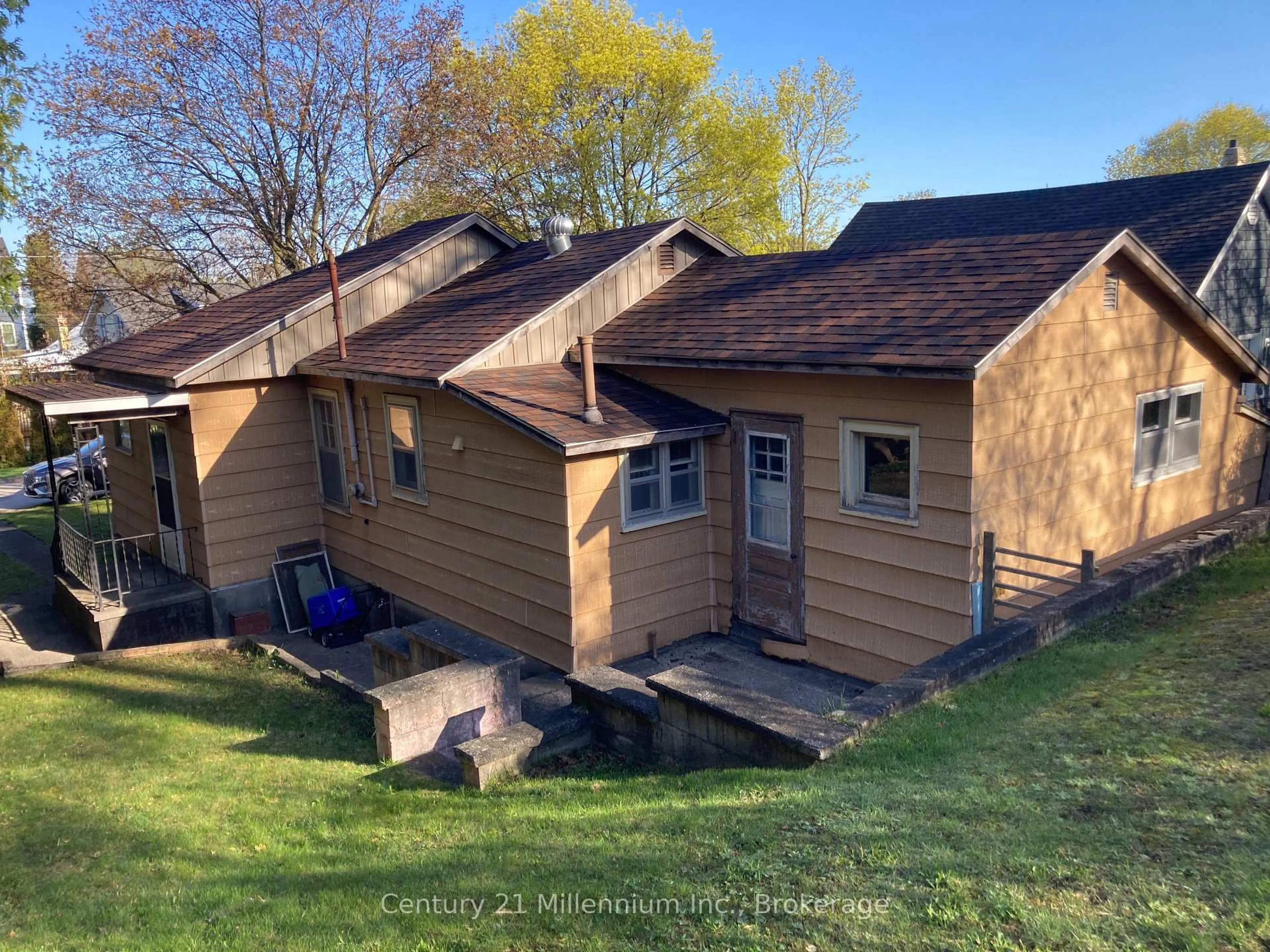 A pic from outside/outdoor area/front of a property/back of a property/a pic from drone, unknown for 897 McDonald Ave, Kincardine Ontario N2Z 1A5