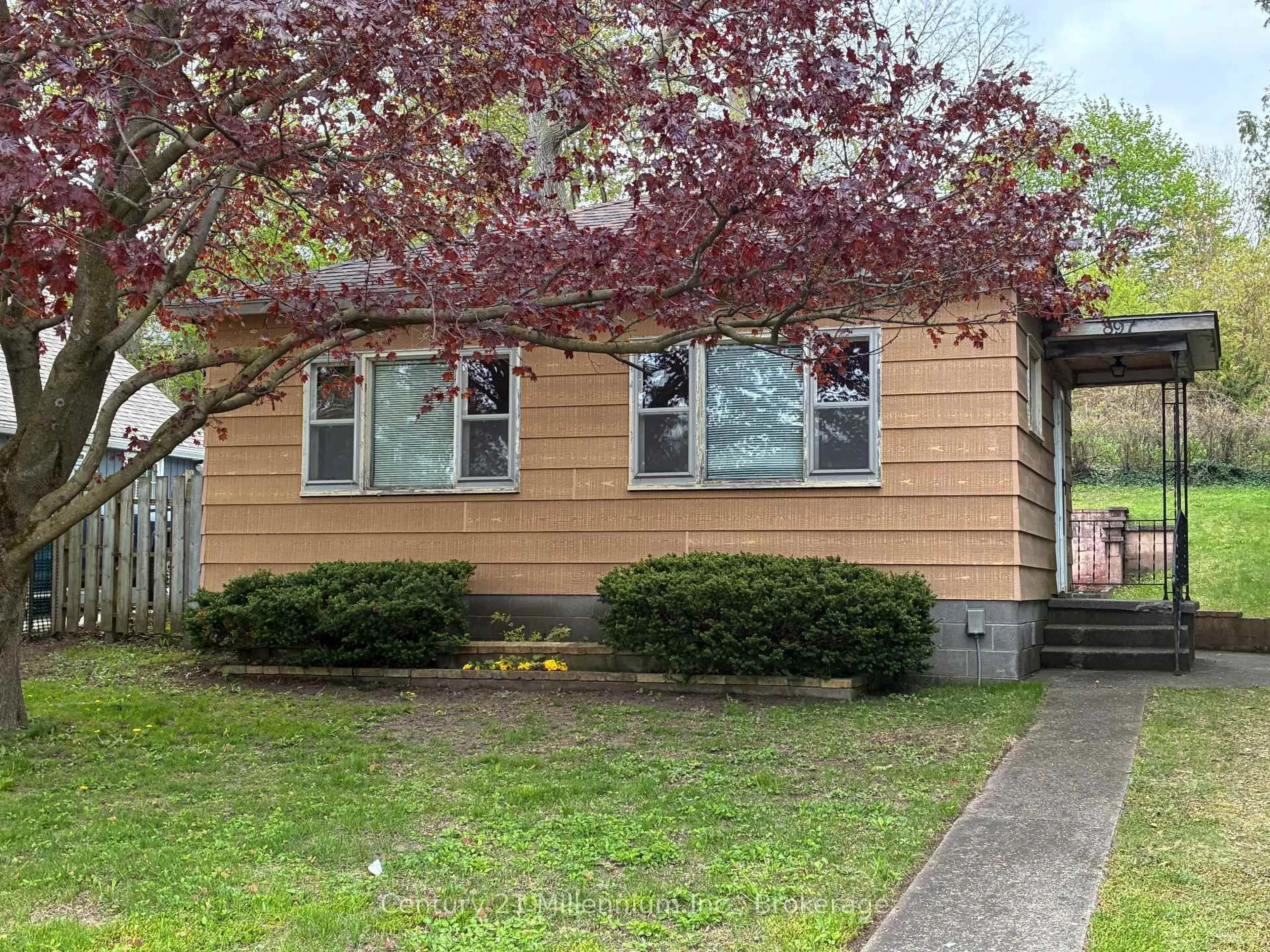 Home with vinyl exterior material, street for 897 McDonald Ave, Kincardine Ontario N2Z 1A5