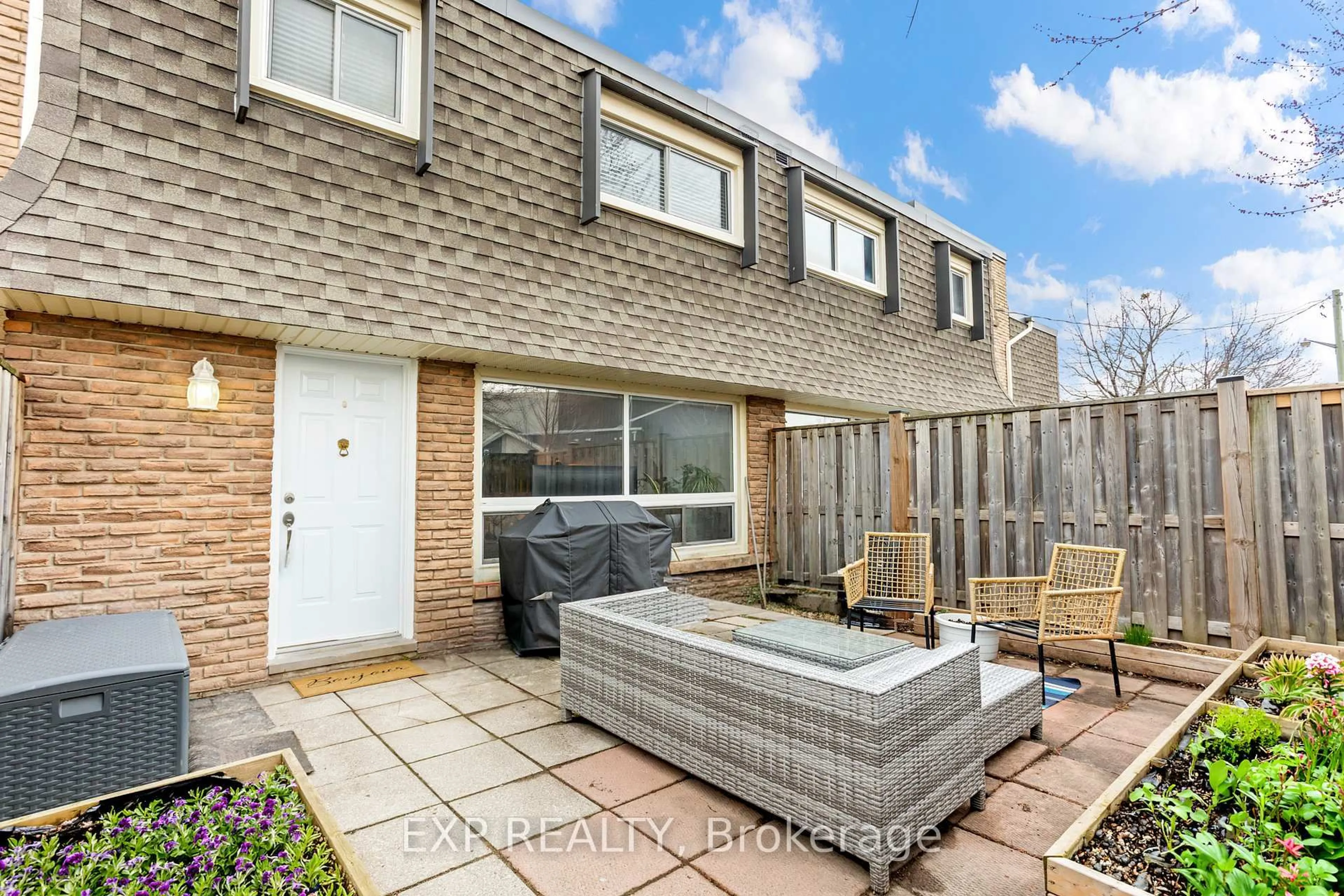 A pic from outside/outdoor area/front of a property/back of a property/a pic from drone, street for 7 Viking Crt #406, Grimsby Ontario L3M 3T8