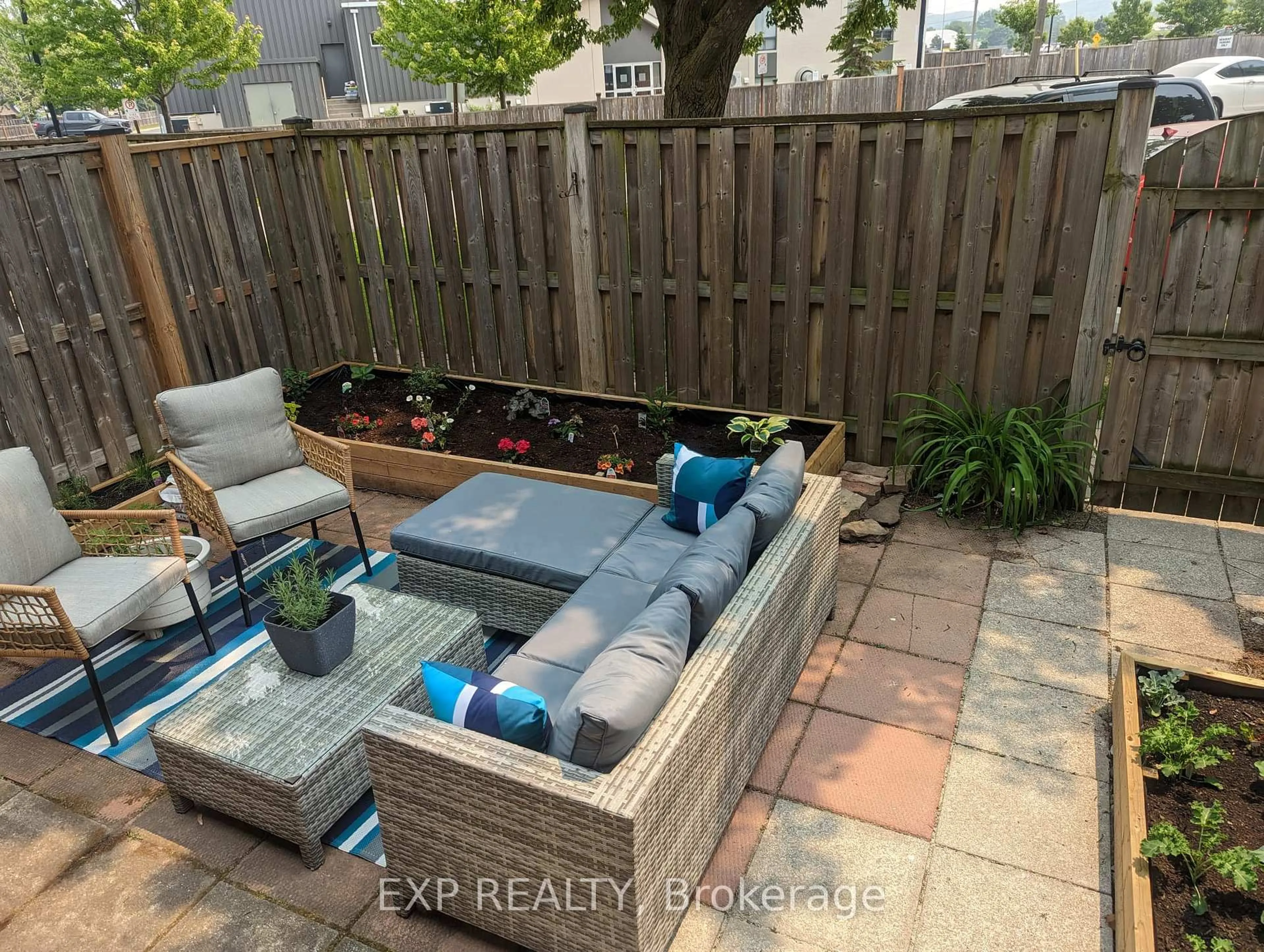 Patio, street for 7 Viking Crt #406, Grimsby Ontario L3M 3T8