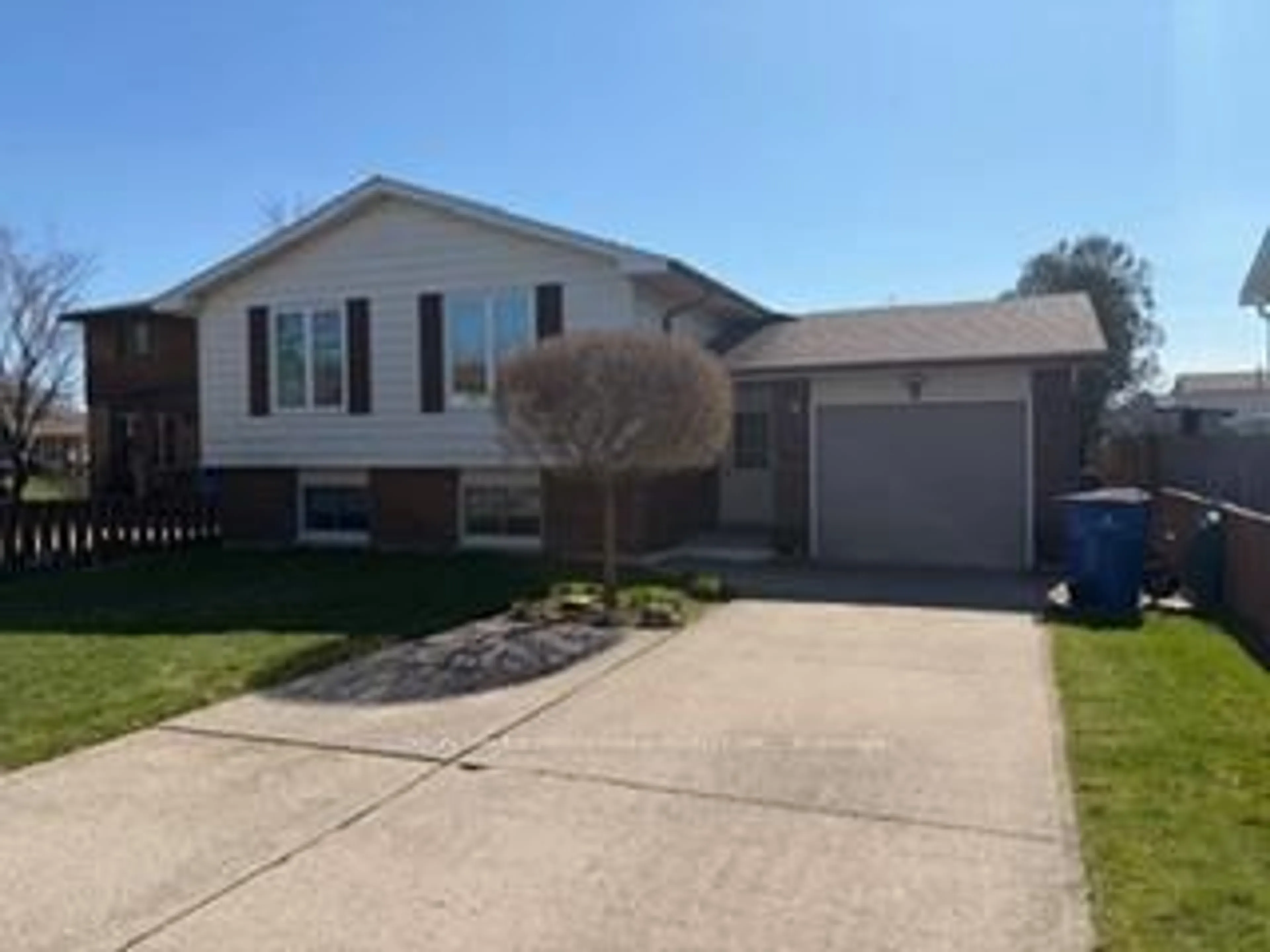 Home with vinyl exterior material, street for 9 Willowdale Pl, Chatham-Kent Ontario N7L 4N9