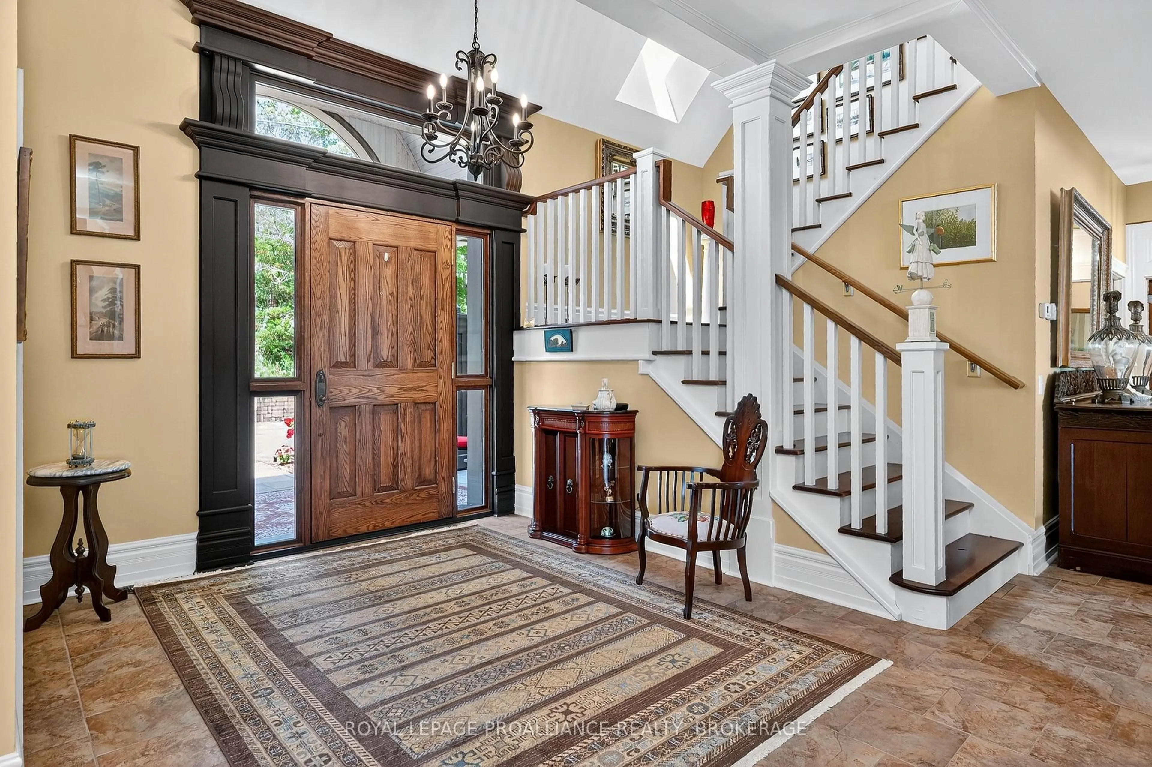 Indoor entryway for 147 1000 Island Pkwy, Front of Leeds & Seeleys Bay Ontario K7G 2V4