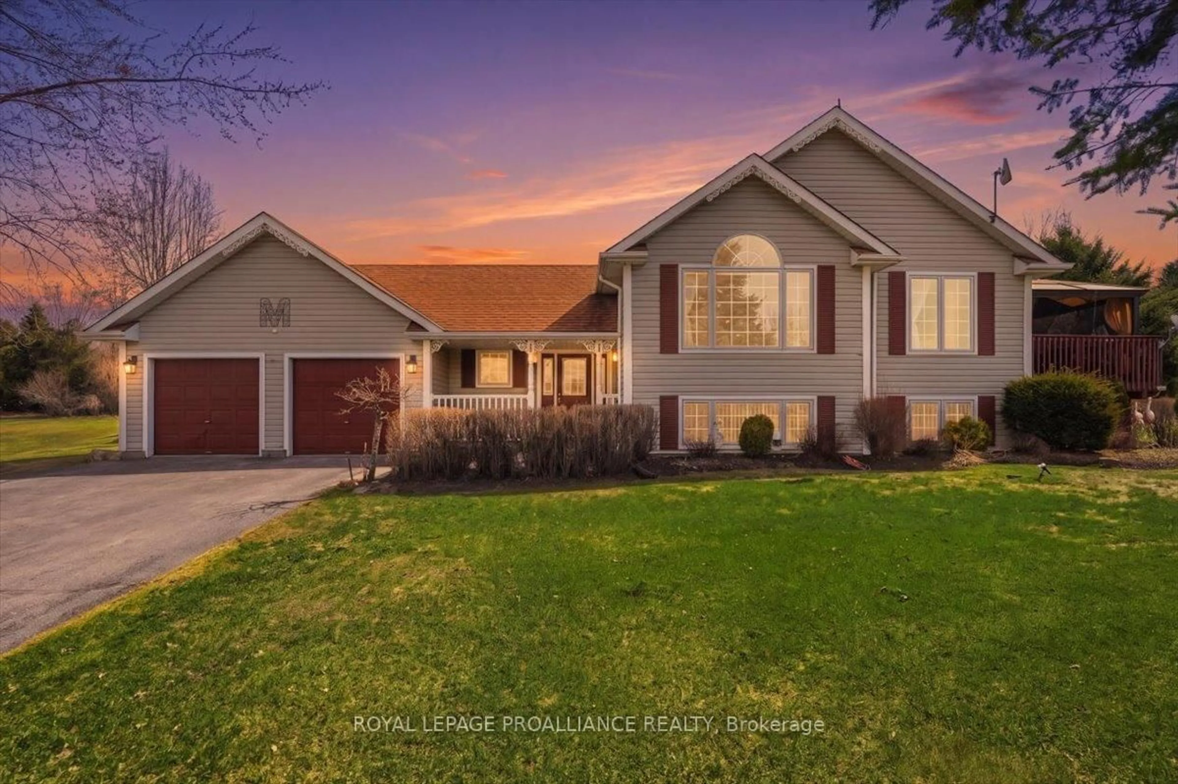 Home with vinyl exterior material, street for 113 Deerfield Dr, Quinte West Ontario K8V 0B2