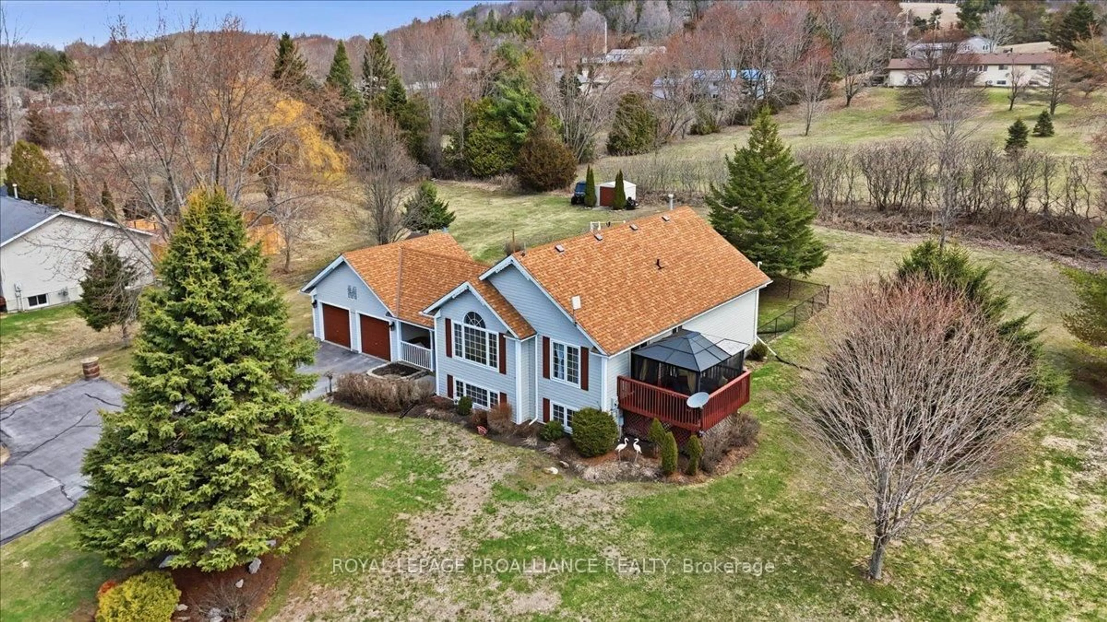 A pic from outside/outdoor area/front of a property/back of a property/a pic from drone, unknown for 113 Deerfield Dr, Quinte West Ontario K8V 0B2