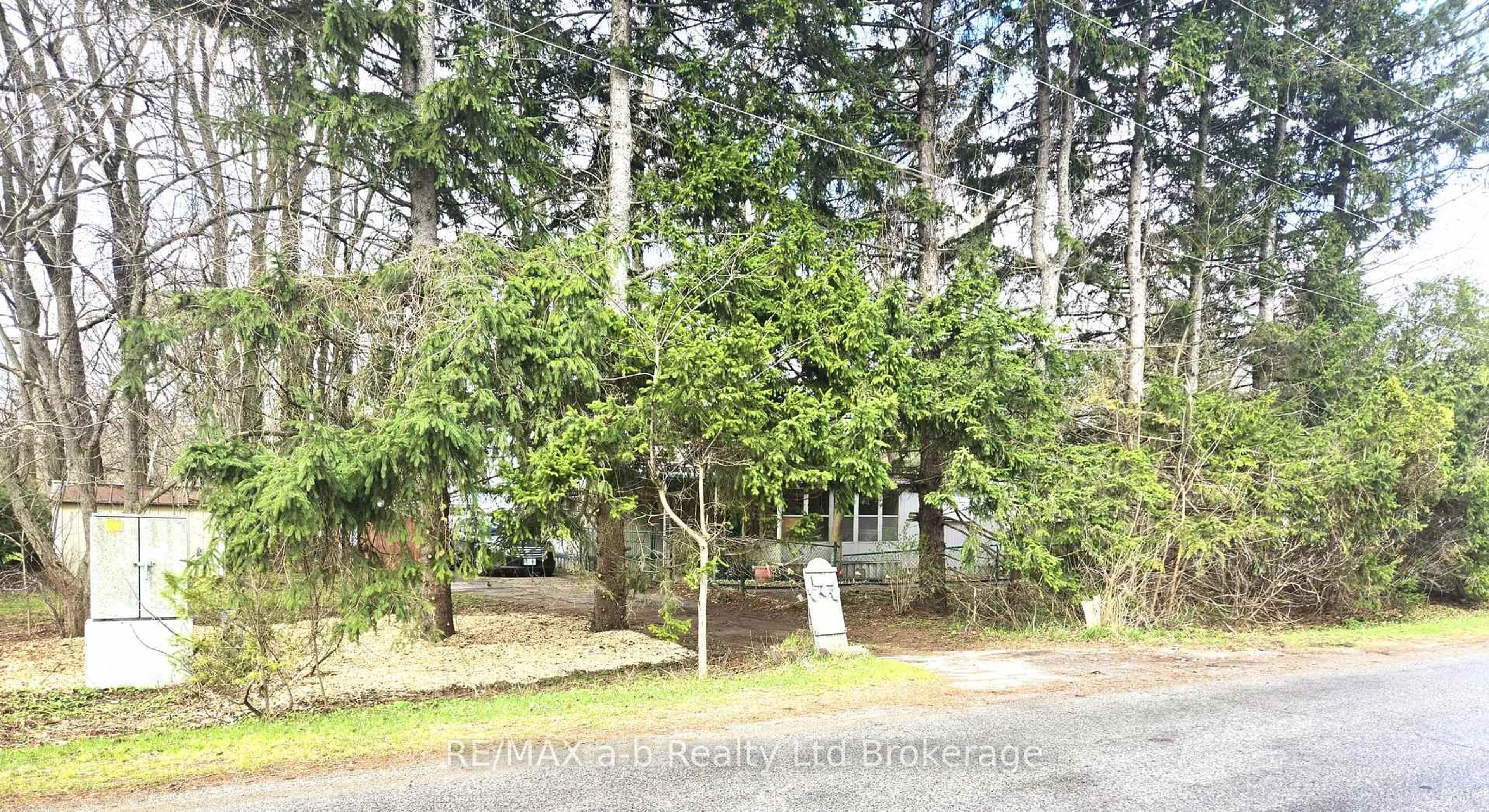 A pic from outside/outdoor area/front of a property/back of a property/a pic from drone, unknown for 1 First St, Norfolk Ontario N4B 2W6