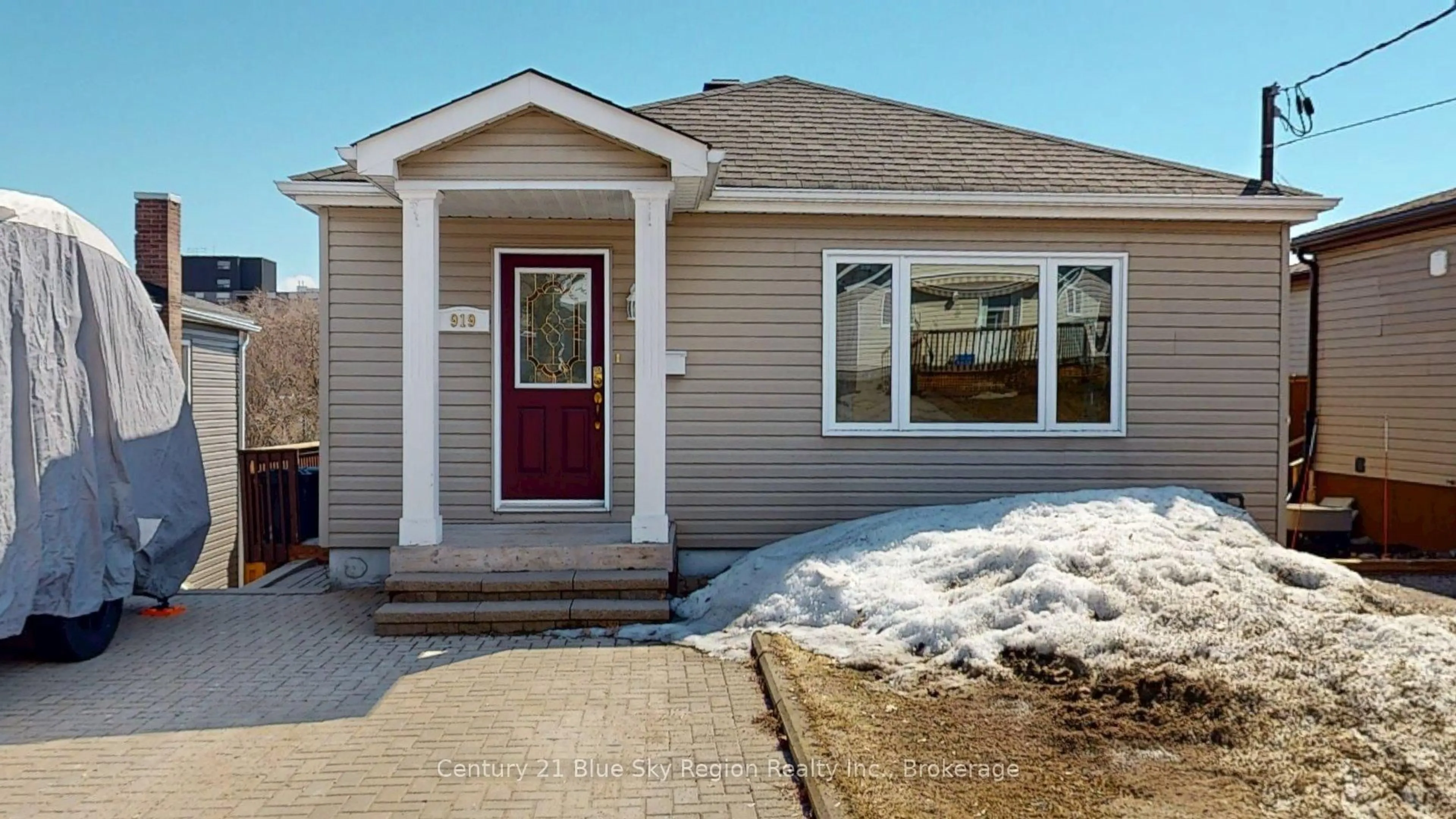 Home with vinyl exterior material, street for 919 Eva St, North Bay Ontario P1B 6R3