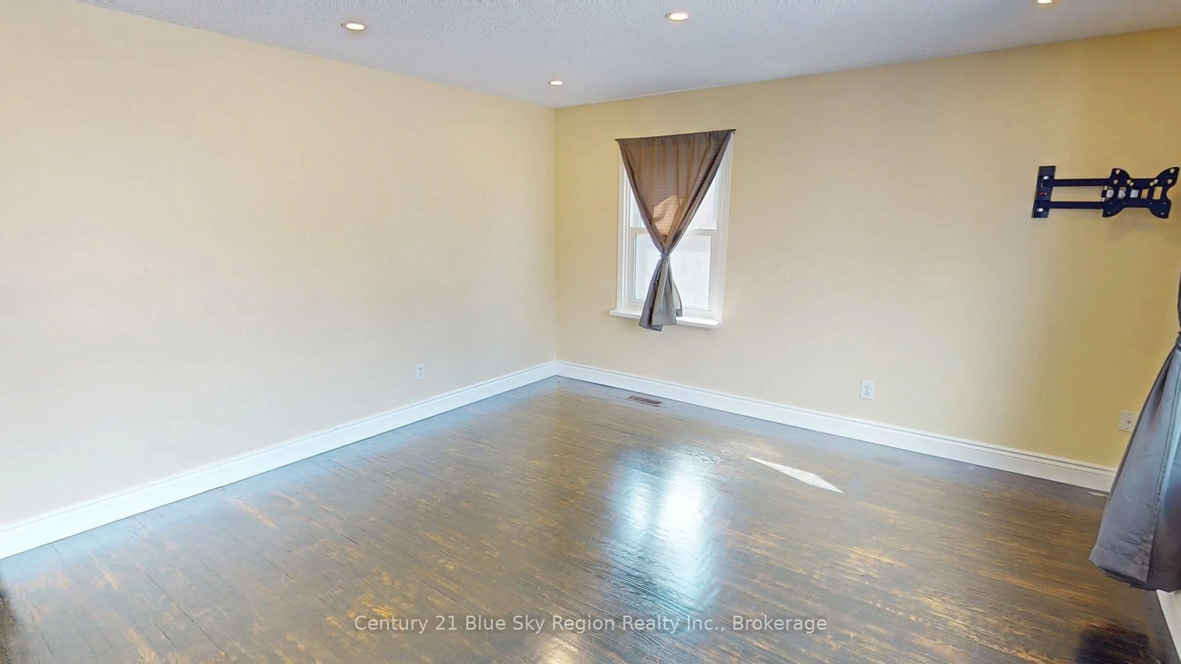 A pic of a room for 919 Eva St, North Bay Ontario P1B 6R3