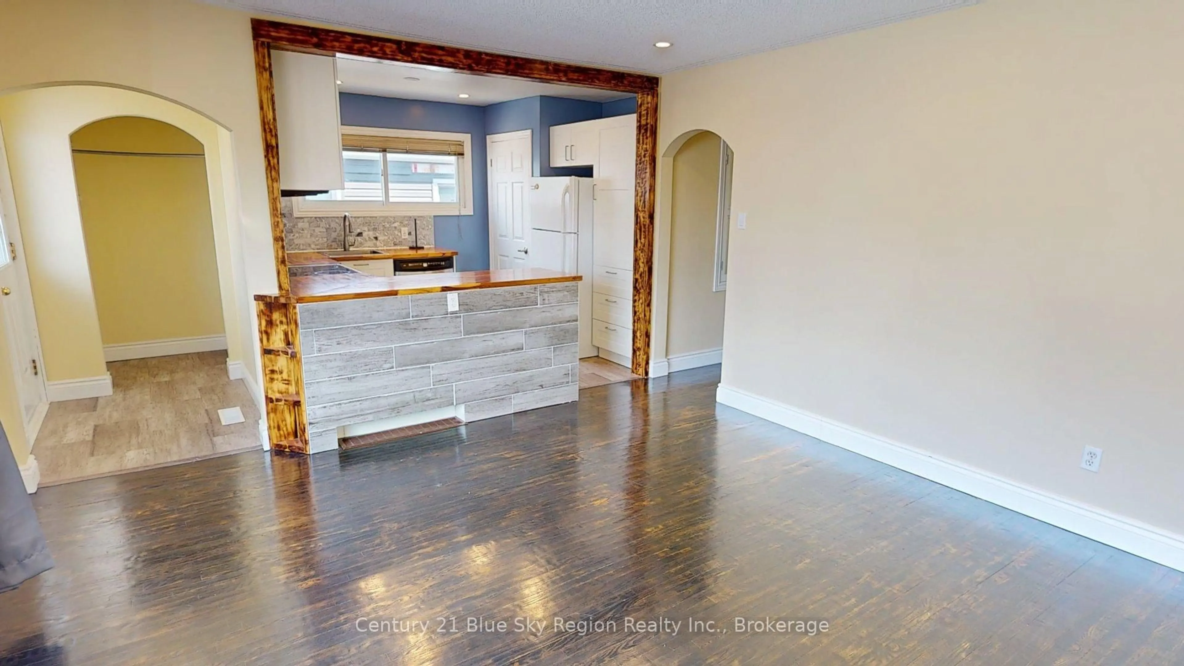 Open concept kitchen, unknown for 919 Eva St, North Bay Ontario P1B 6R3