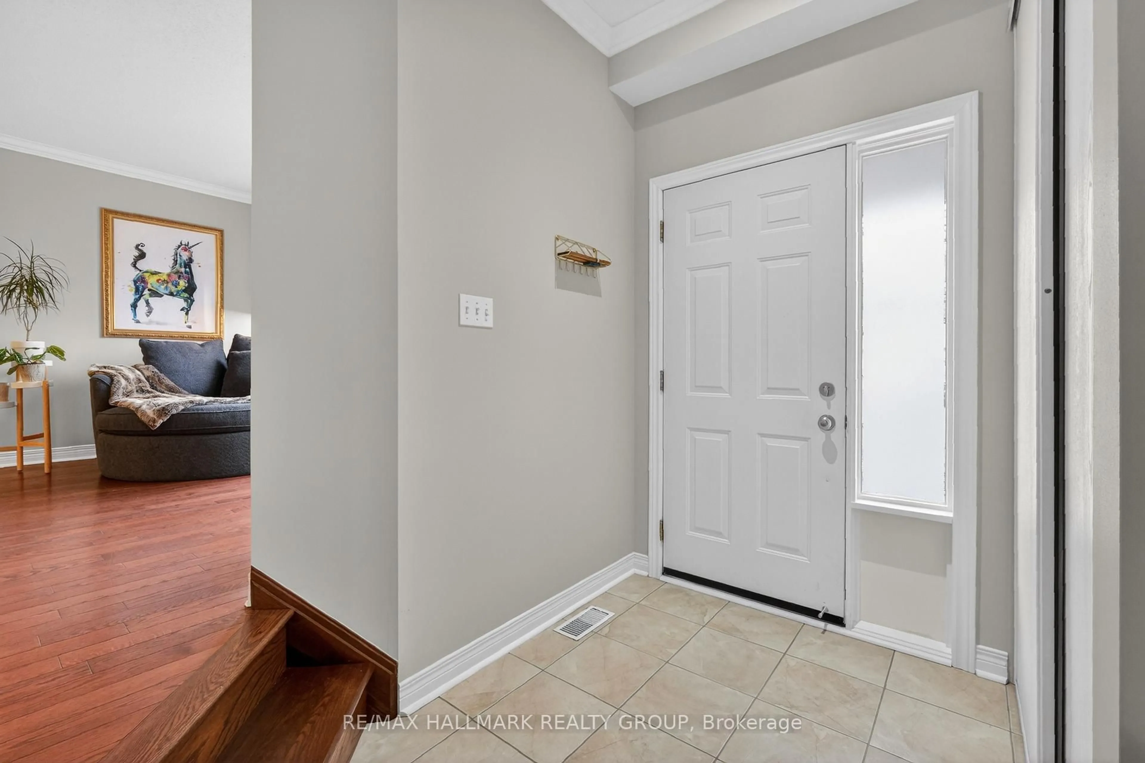 Indoor entryway for 2041 Cherington Cres, Ottawa Ontario K4A 4Z9