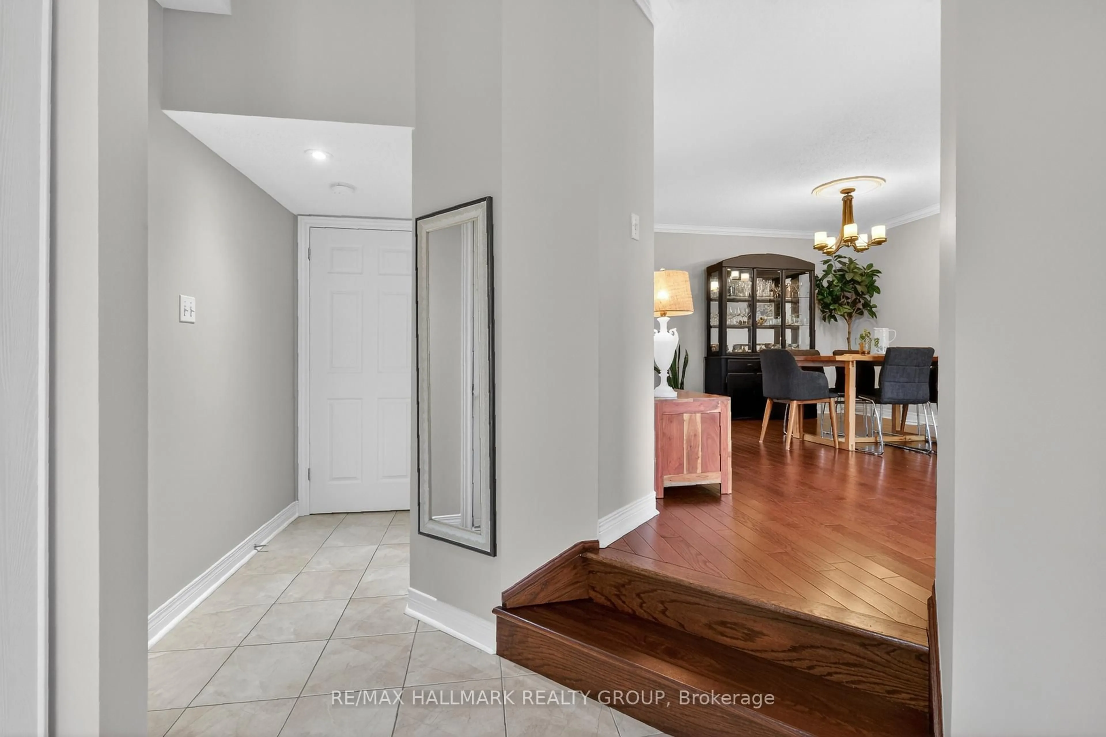 Indoor foyer for 2041 Cherington Cres, Ottawa Ontario K4A 4Z9