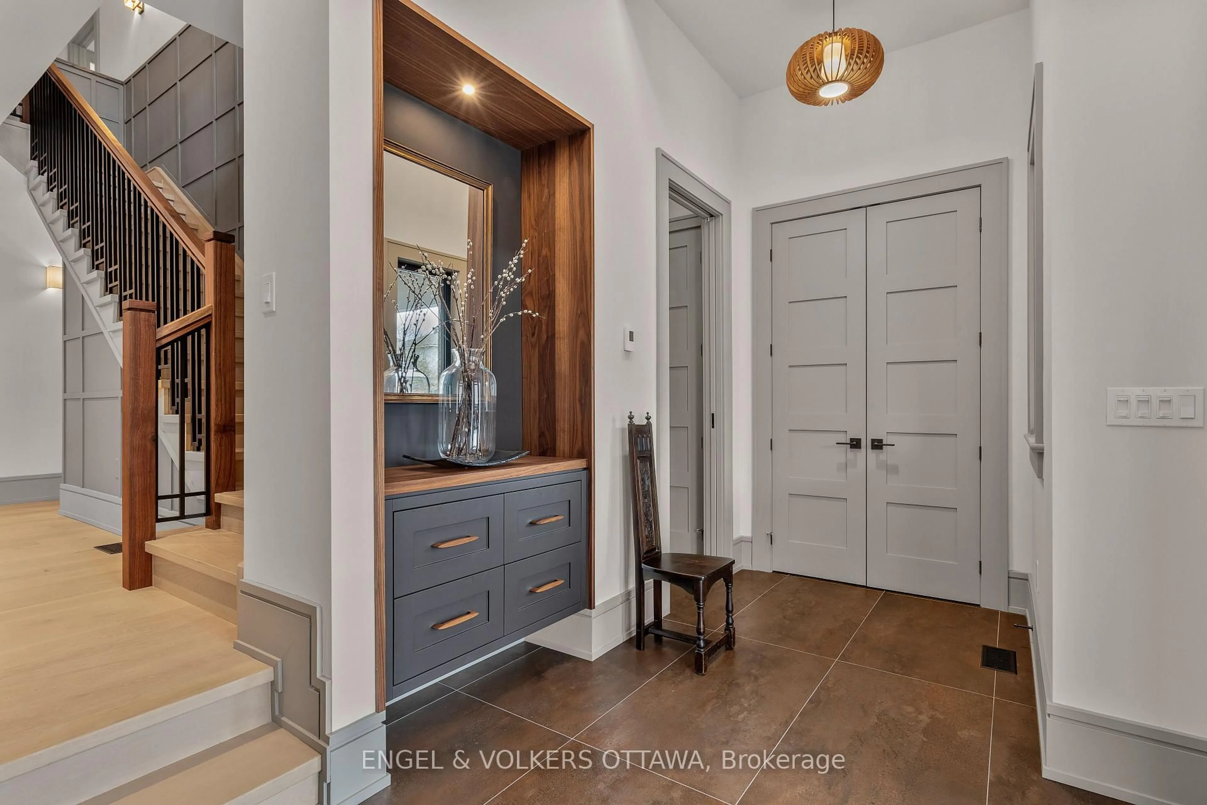 Indoor entryway for 37 Clarendon Ave, Ottawa Ontario K1Y 0P3