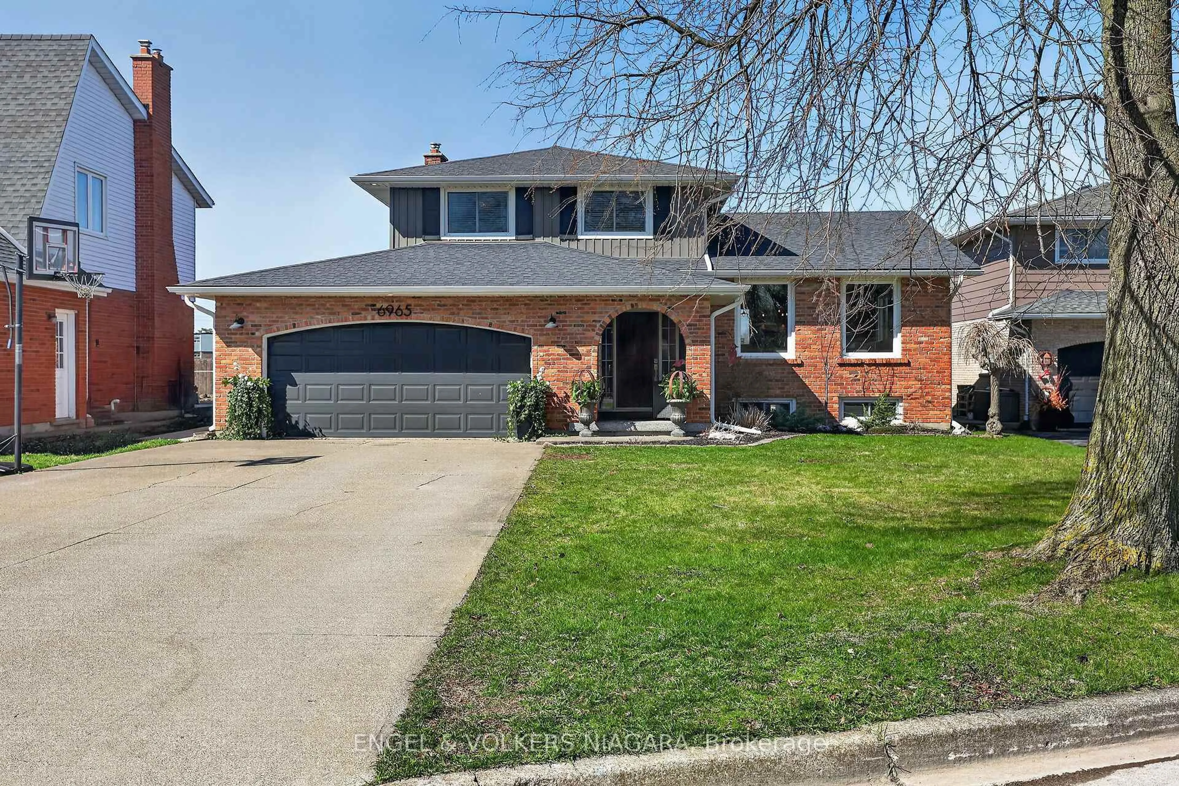 Home with brick exterior material, street for 6965 Glengowan Cres, Niagara Falls Ontario L2J 3R7