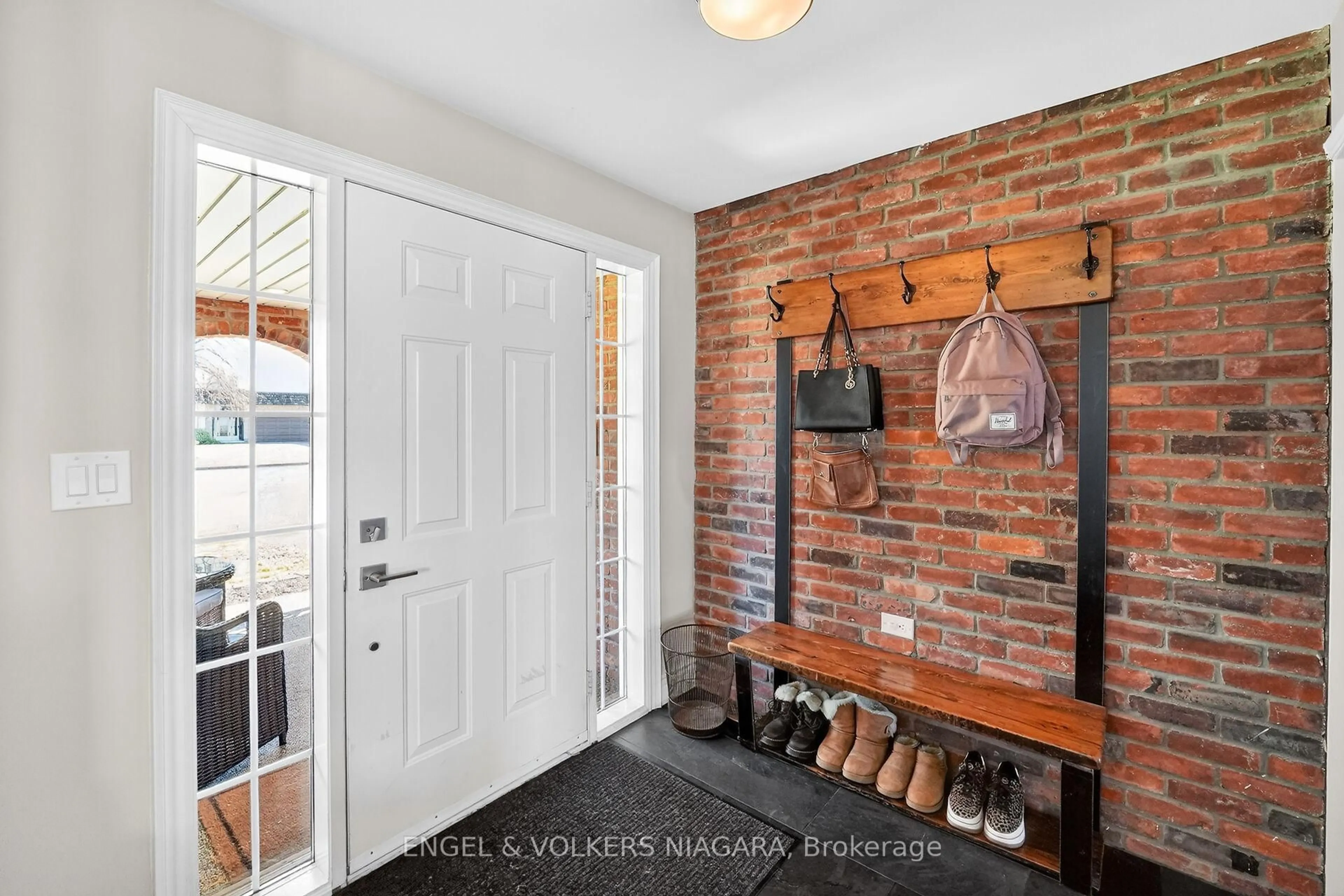 Indoor entryway for 6965 Glengowan Cres, Niagara Falls Ontario L2J 3R7