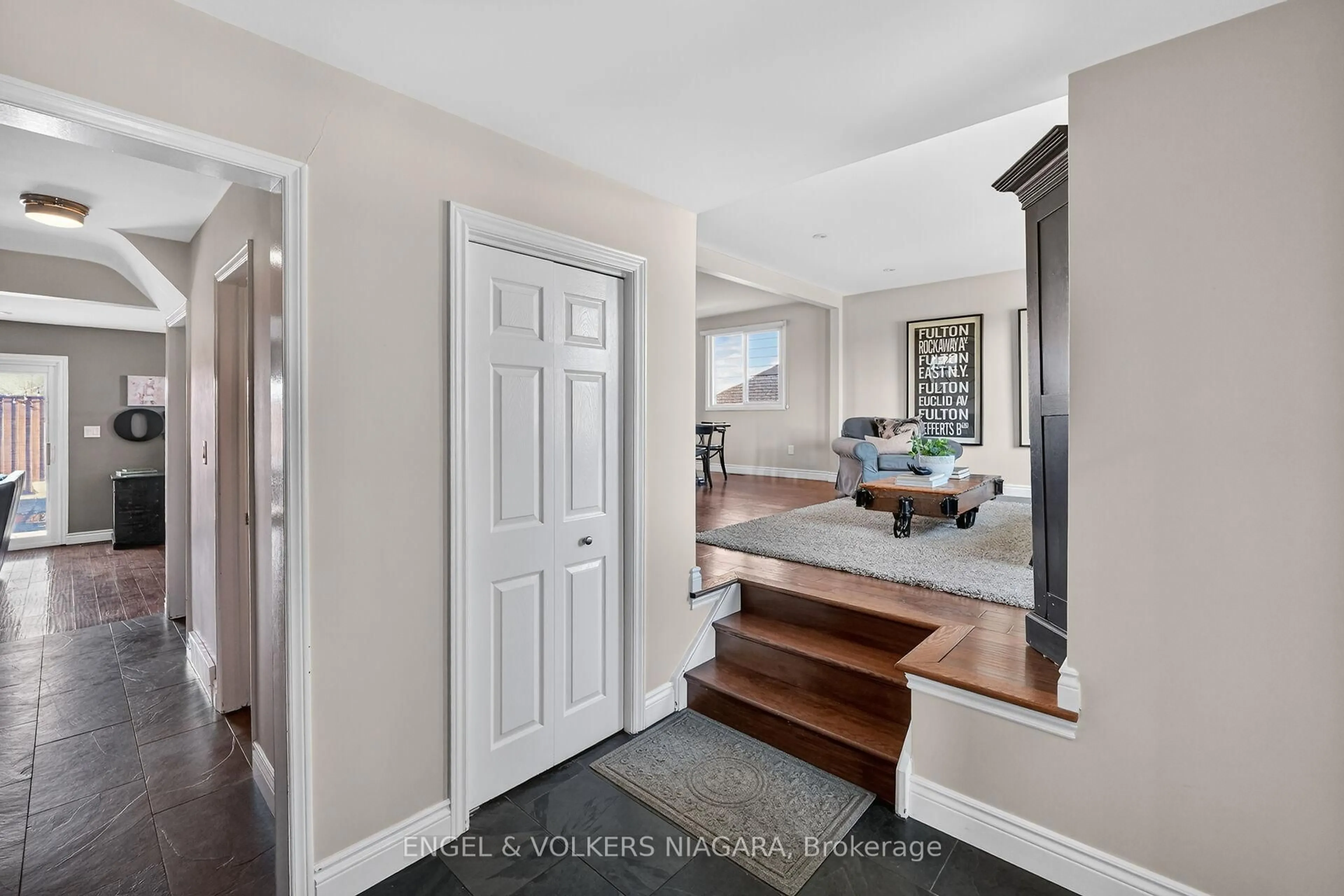 Indoor entryway for 6965 Glengowan Cres, Niagara Falls Ontario L2J 3R7