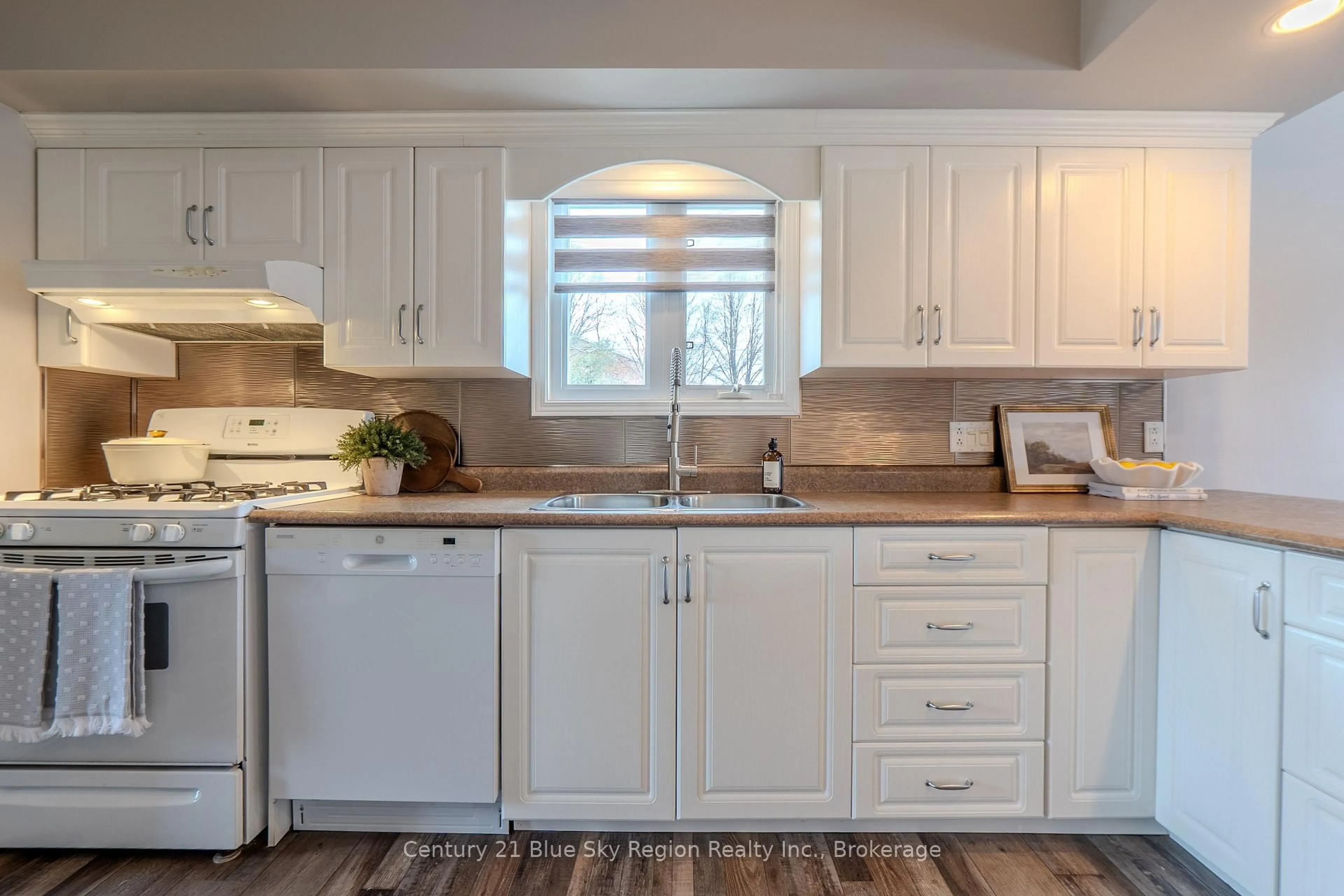 Open concept kitchen, unknown for 35 Chateau Terr, West Nipissing Ontario P2B 1X6