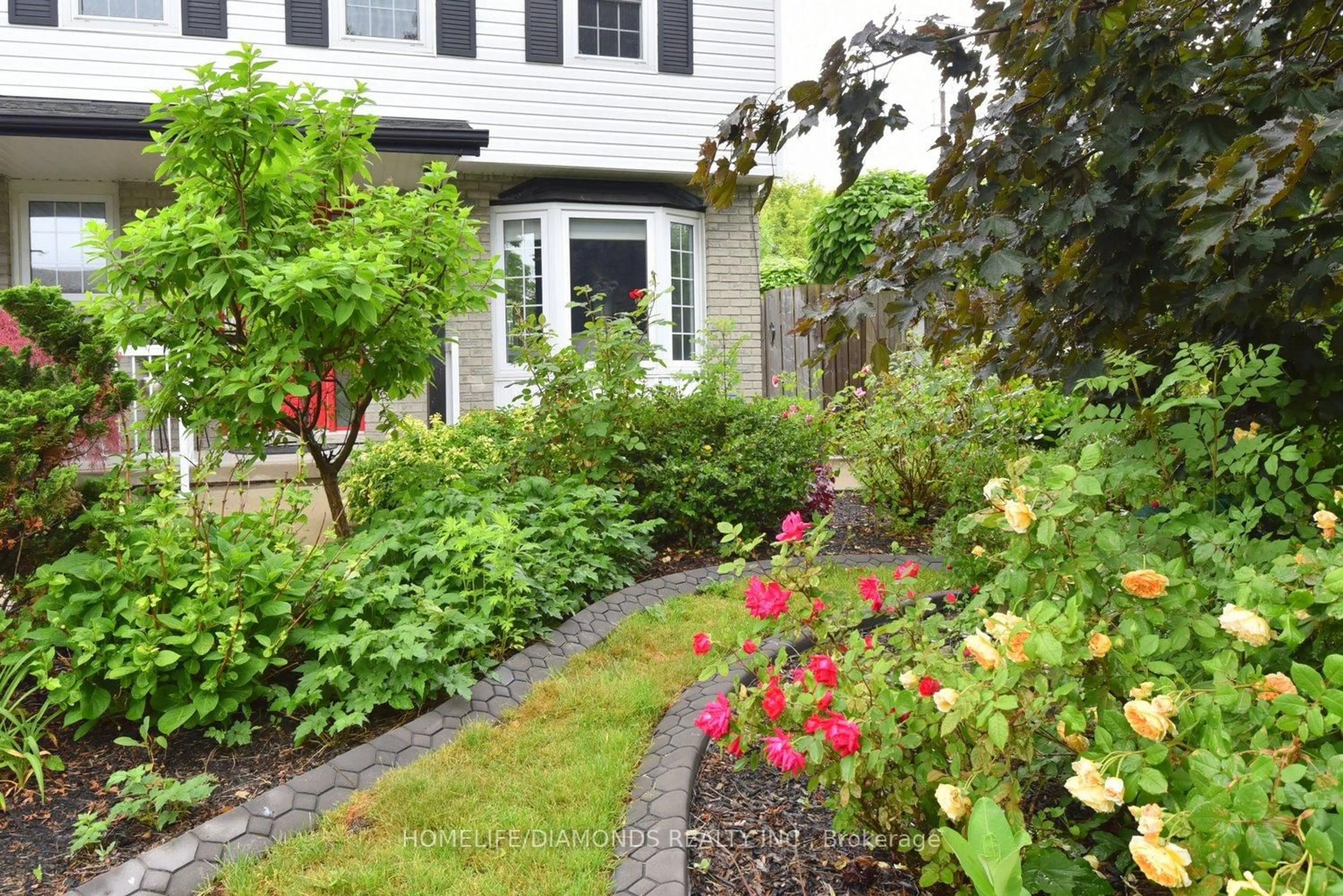 Patio, street for 95 BIRCHPARK Dr, Grimsby Ontario L3M 4M9