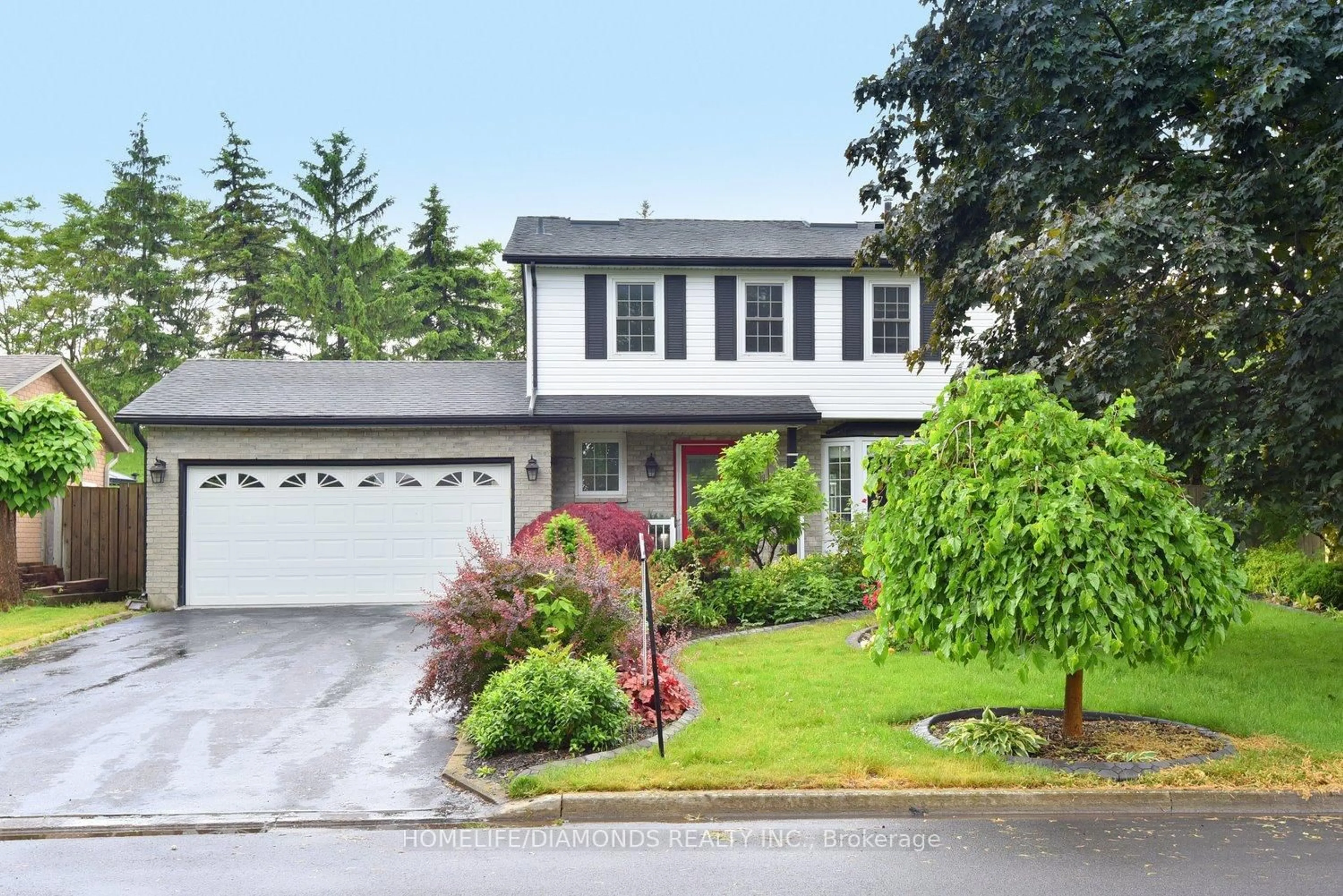 Home with vinyl exterior material, street for 95 BIRCHPARK Dr, Grimsby Ontario L3M 4M9