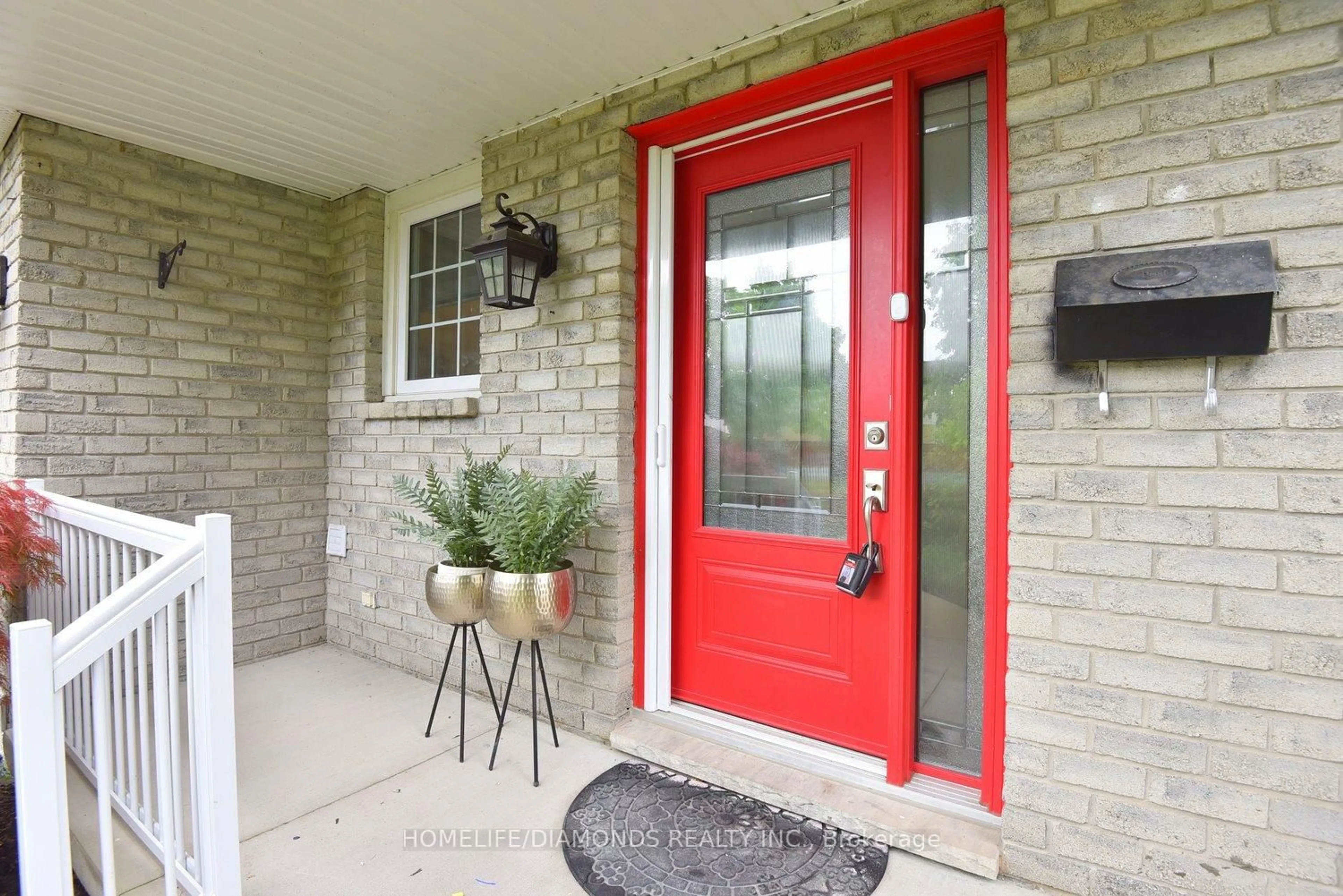 Indoor entryway for 95 BIRCHPARK Dr, Grimsby Ontario L3M 4M9