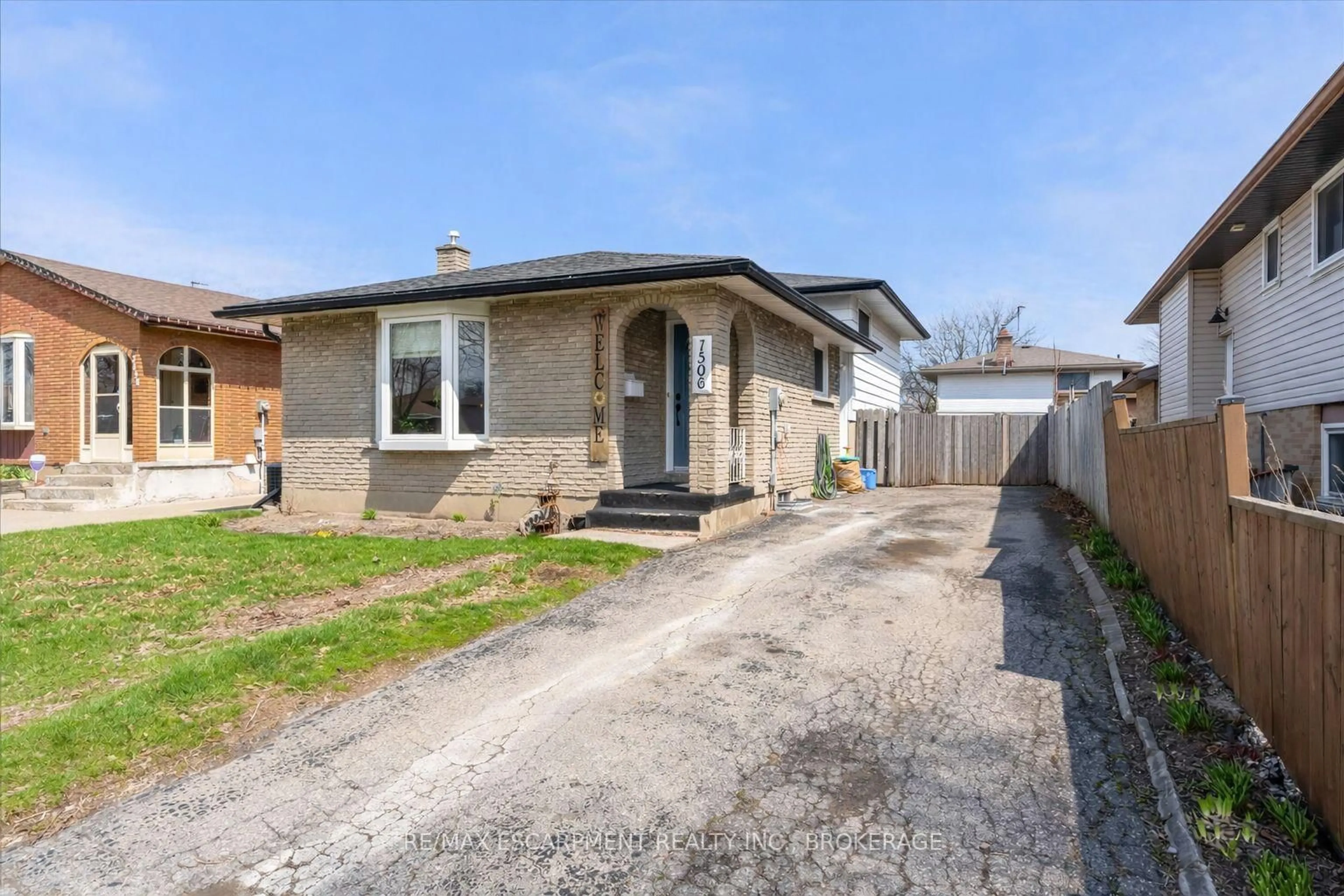 Home with brick exterior material, street for 7506 Jubilee Dr, Niagara Falls Ontario L2G 7J5