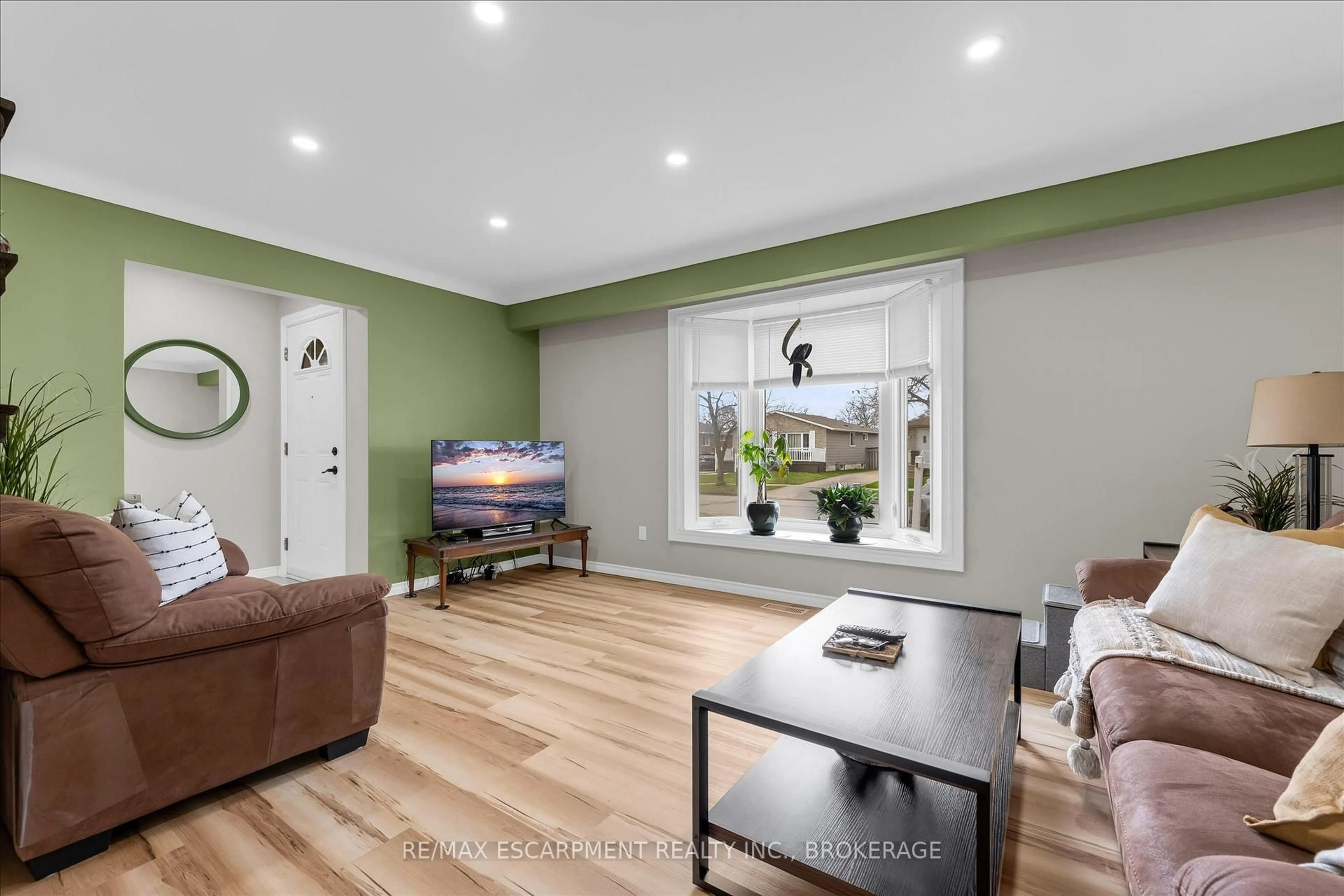 Living room with furniture, wood/laminate floor for 7506 Jubilee Dr, Niagara Falls Ontario L2G 7J5