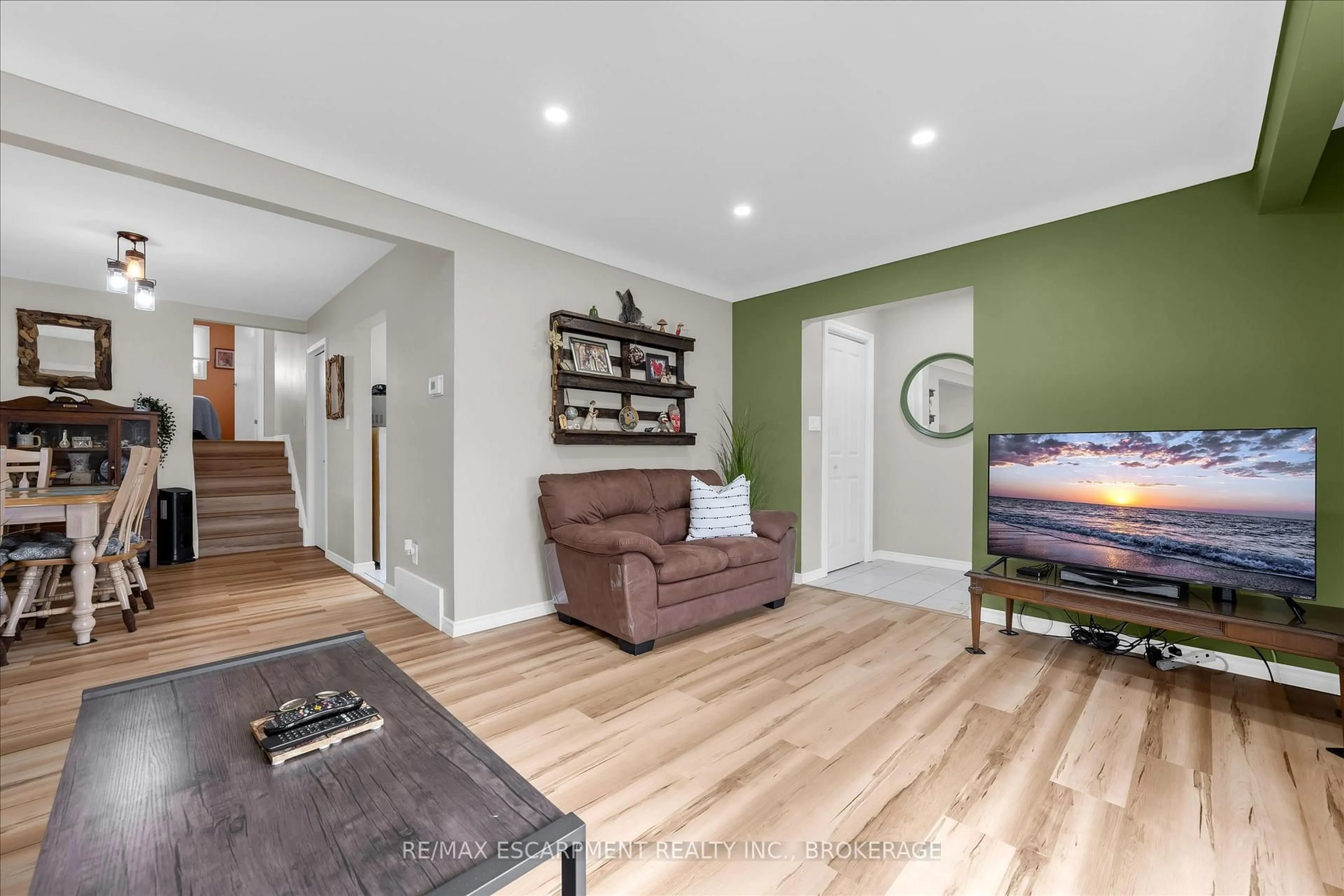 Living room with furniture, wood/laminate floor for 7506 Jubilee Dr, Niagara Falls Ontario L2G 7J5