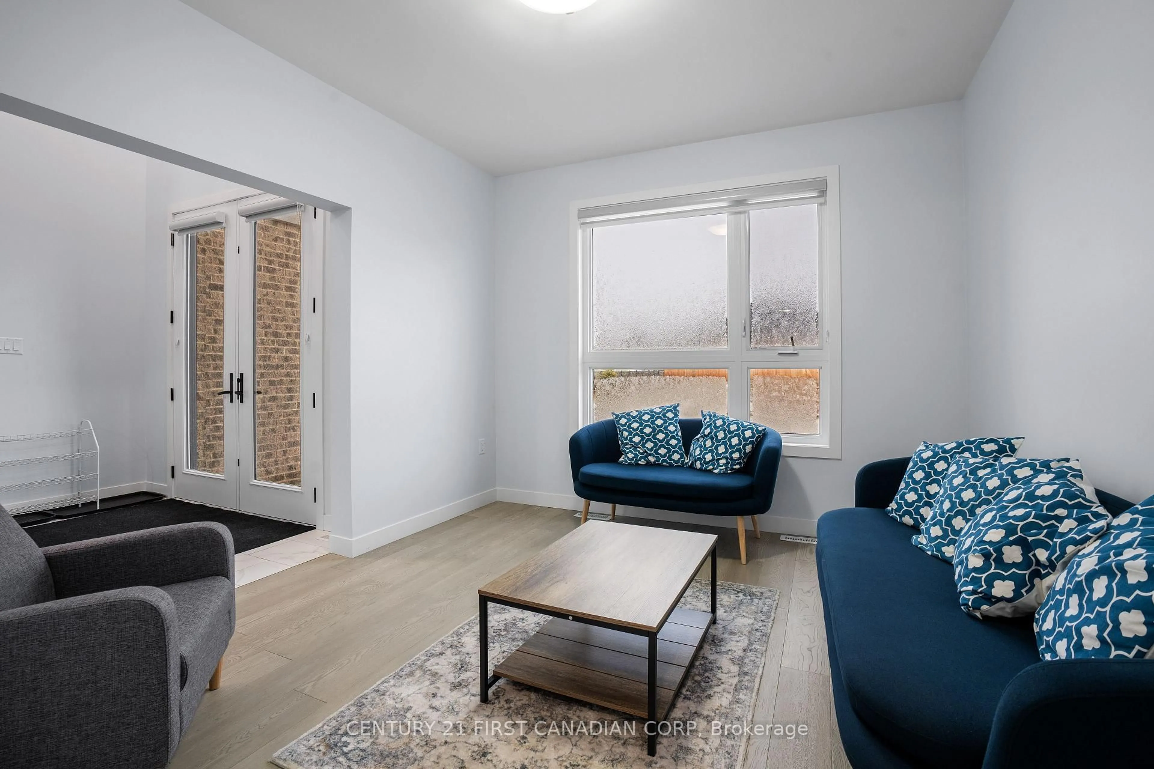 Living room with furniture, unknown for 3415 Isleworth Rd, London South Ontario N6P 0G8