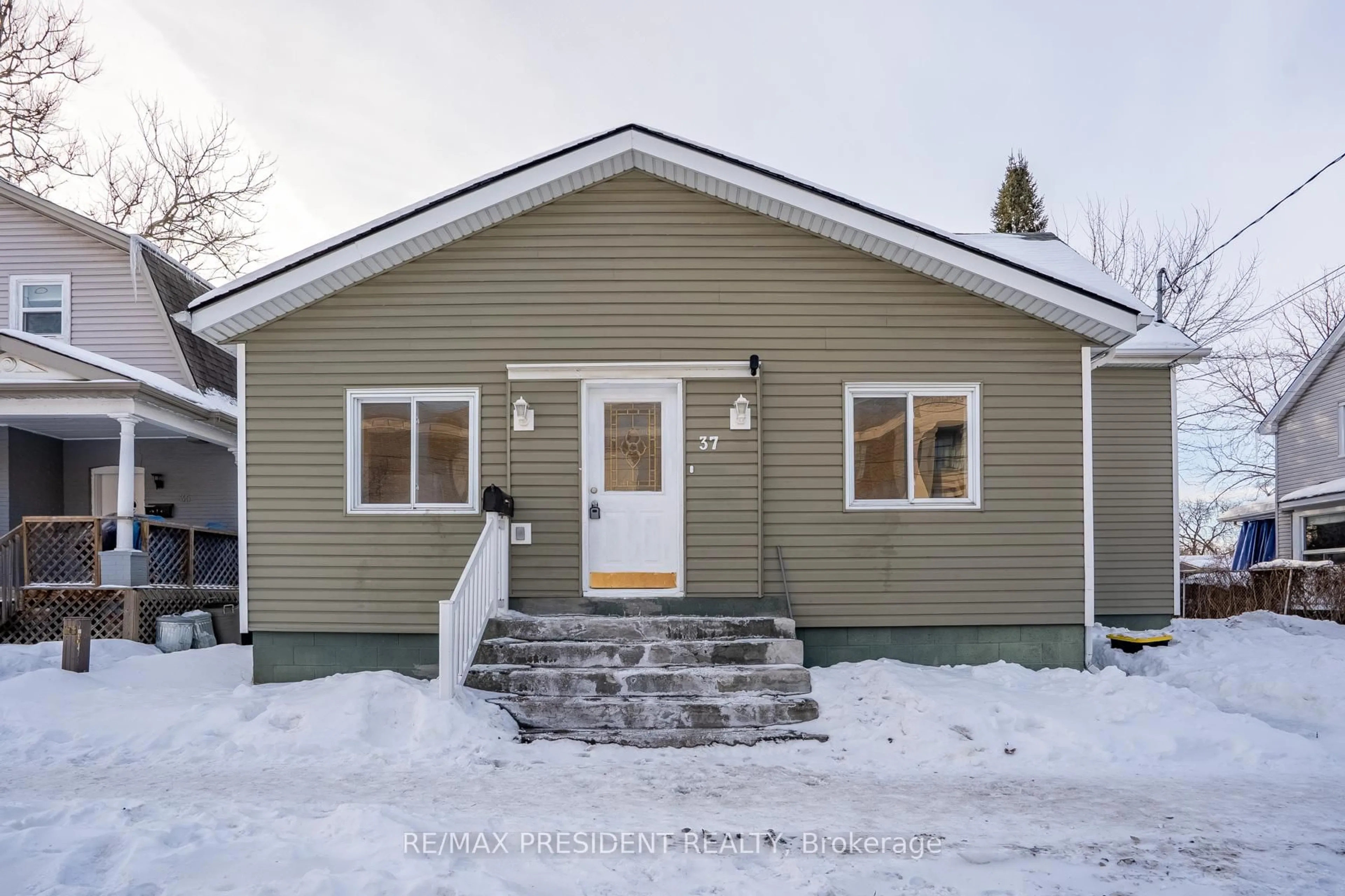 Home with vinyl exterior material, street for 37 Catherine St, St. Catharines Ontario L2R 5E8