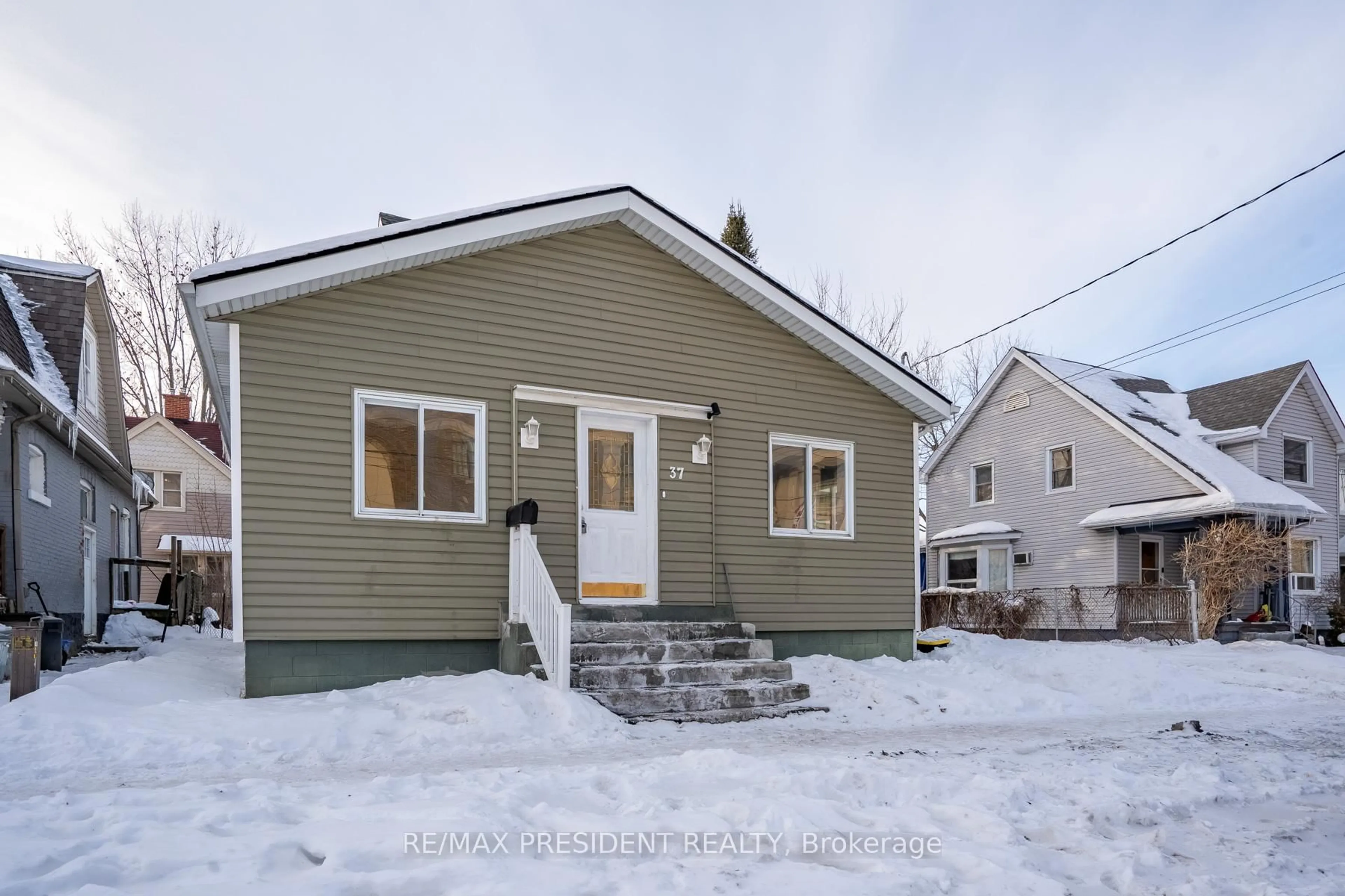Home with vinyl exterior material, street for 37 Catherine St, St. Catharines Ontario L2R 5E8