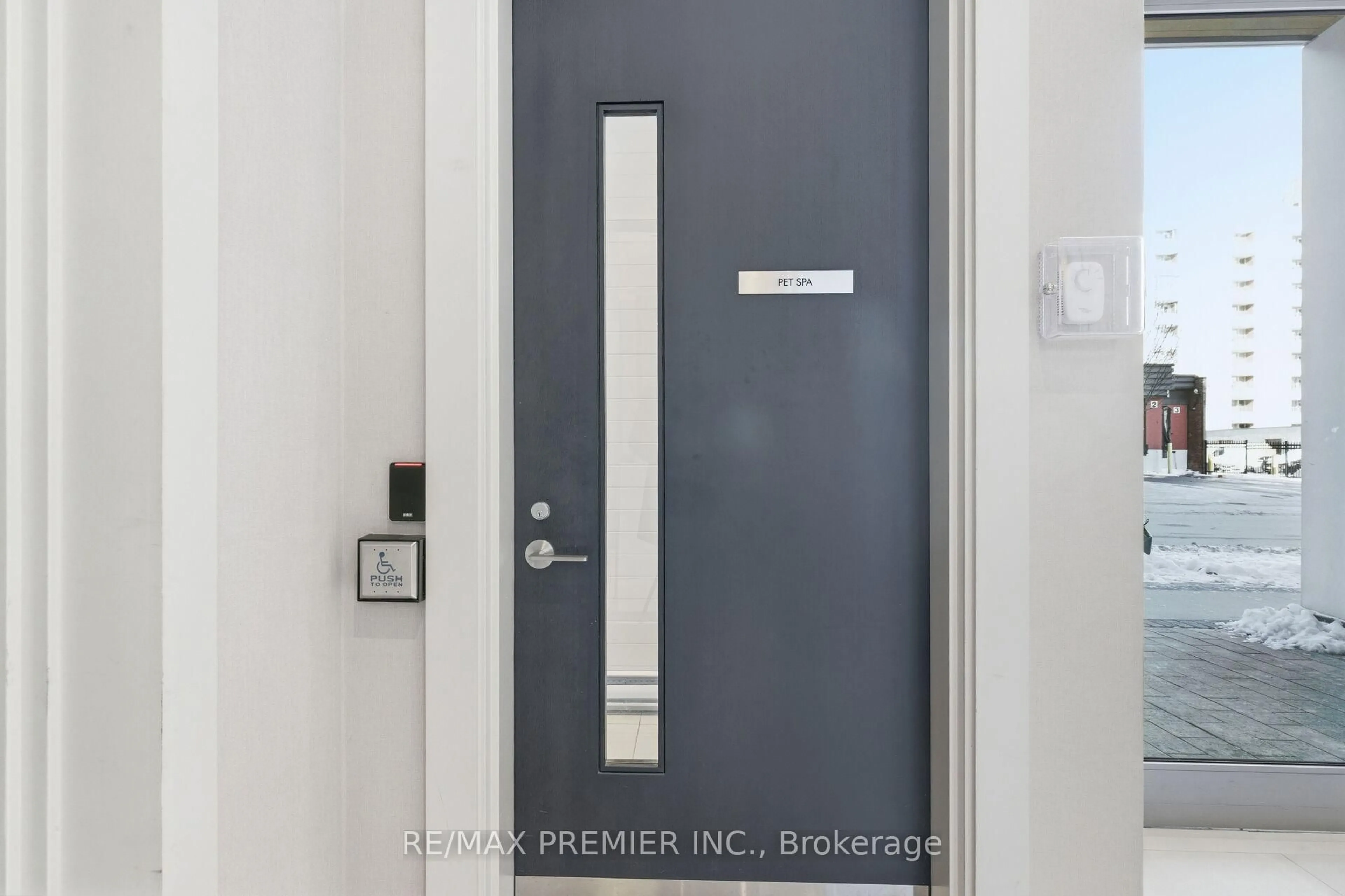 Indoor foyer for 212 King William St #914, Hamilton Ontario L6R 3N9