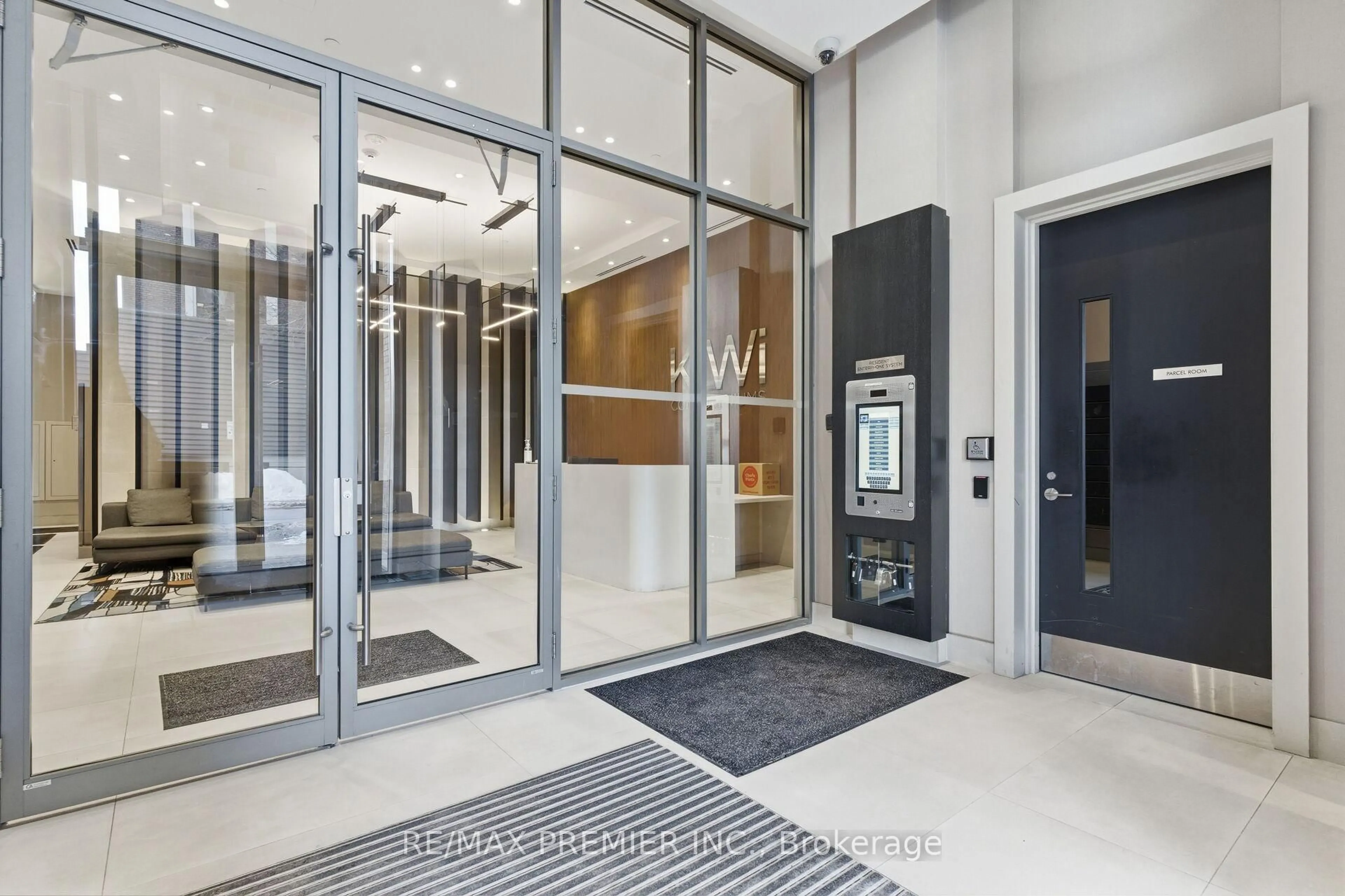 Indoor foyer for 212 King William St #914, Hamilton Ontario L6R 3N9