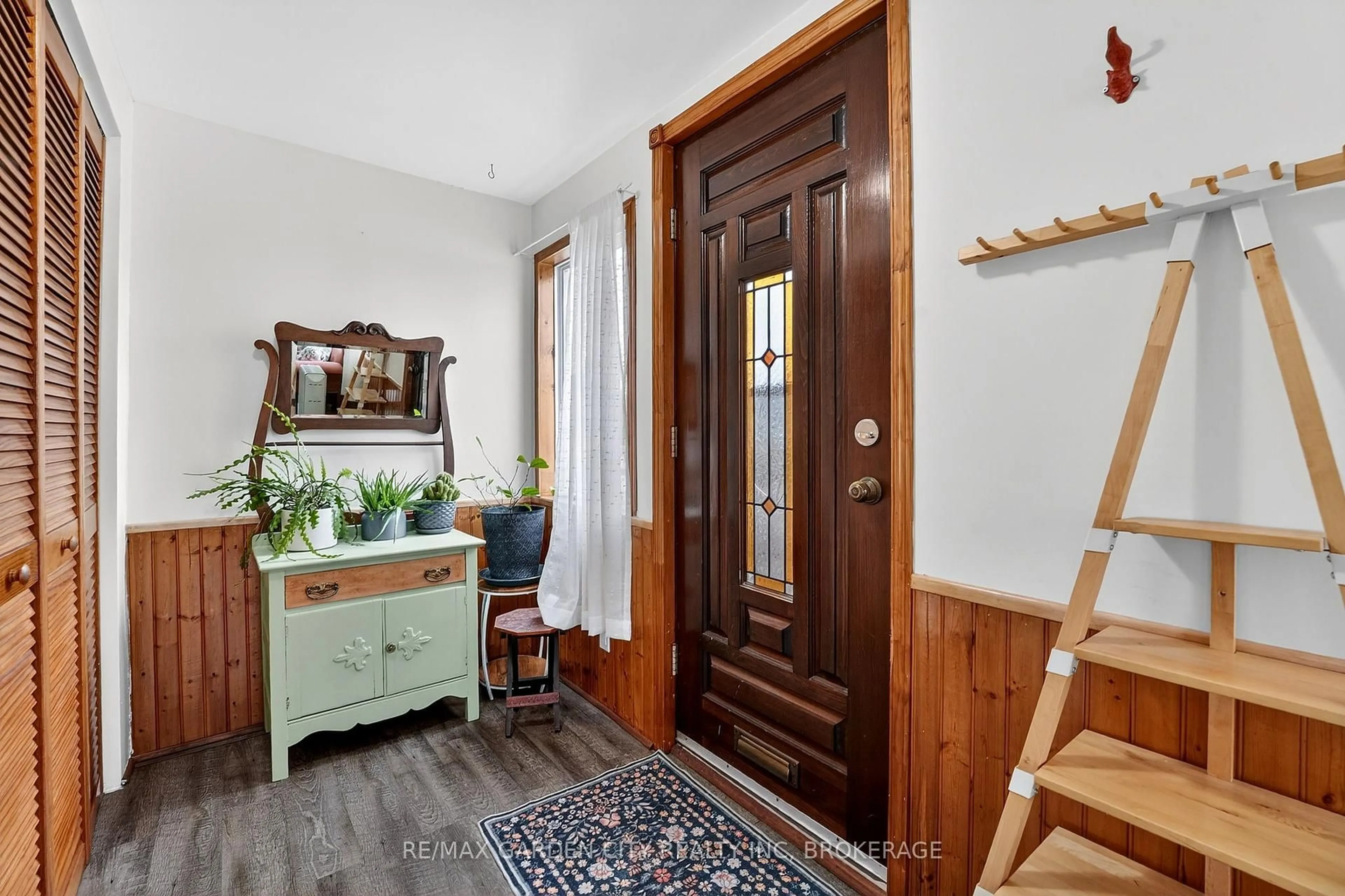 Indoor entryway for 56 Margery Ave, St. Catharines Ontario L2R 6J8