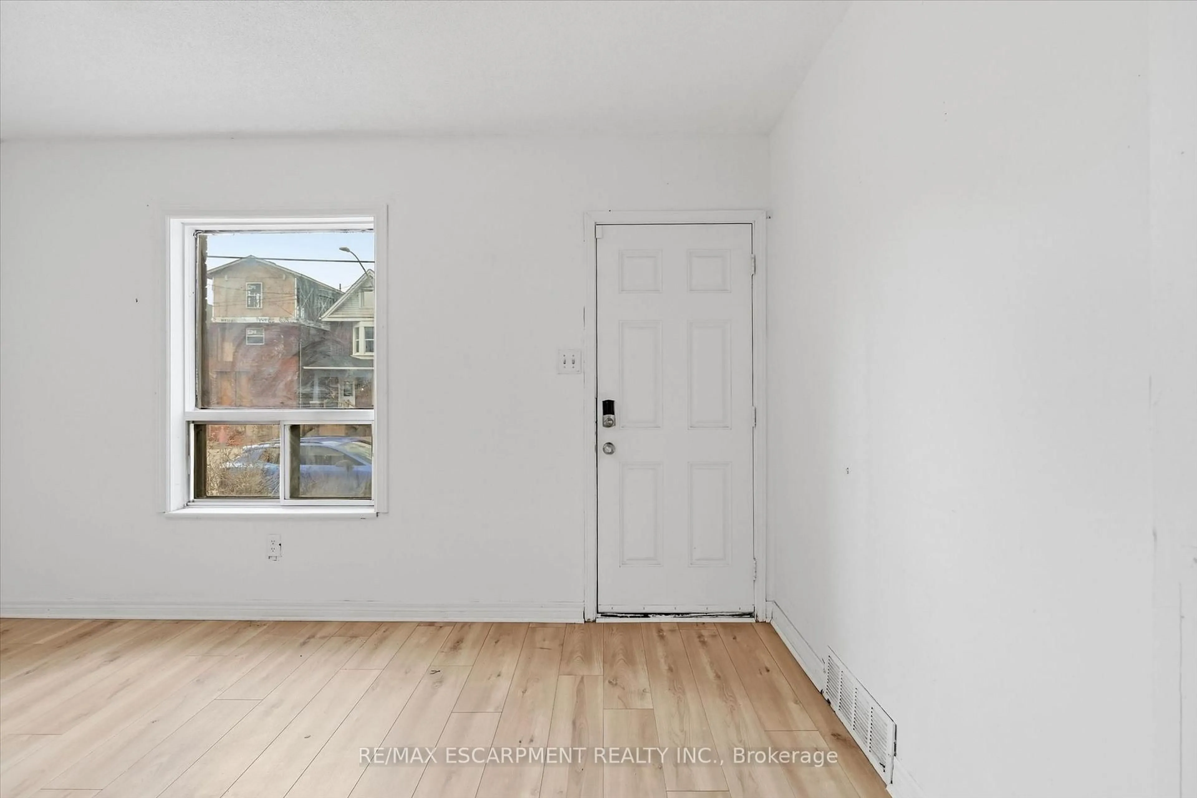 A pic of a room for 761 Cannon St, Hamilton Ontario L8L 2H1