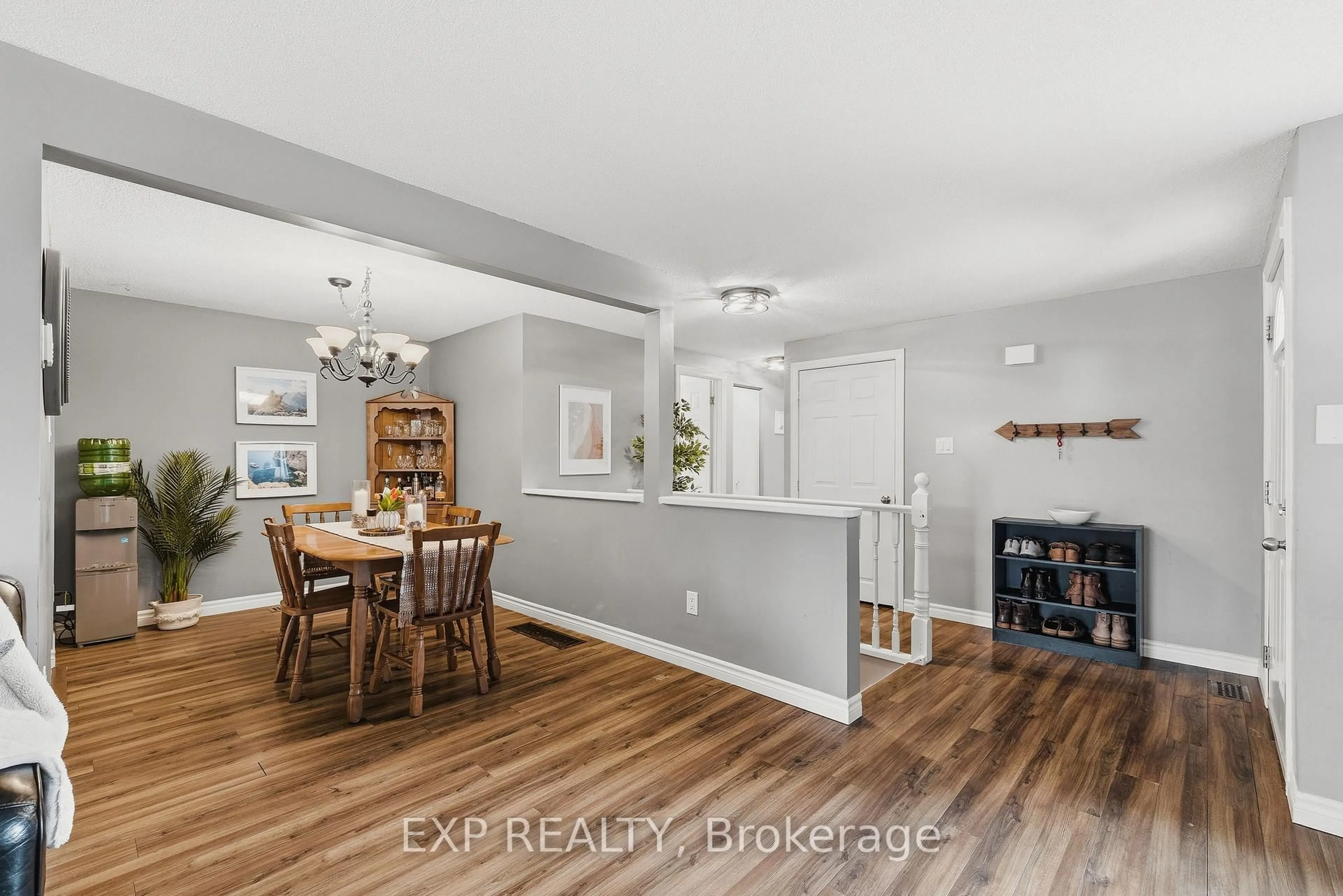 Open concept kitchen, unknown for 160 Carter Cres, Cambridge Ontario N1R 6A9
