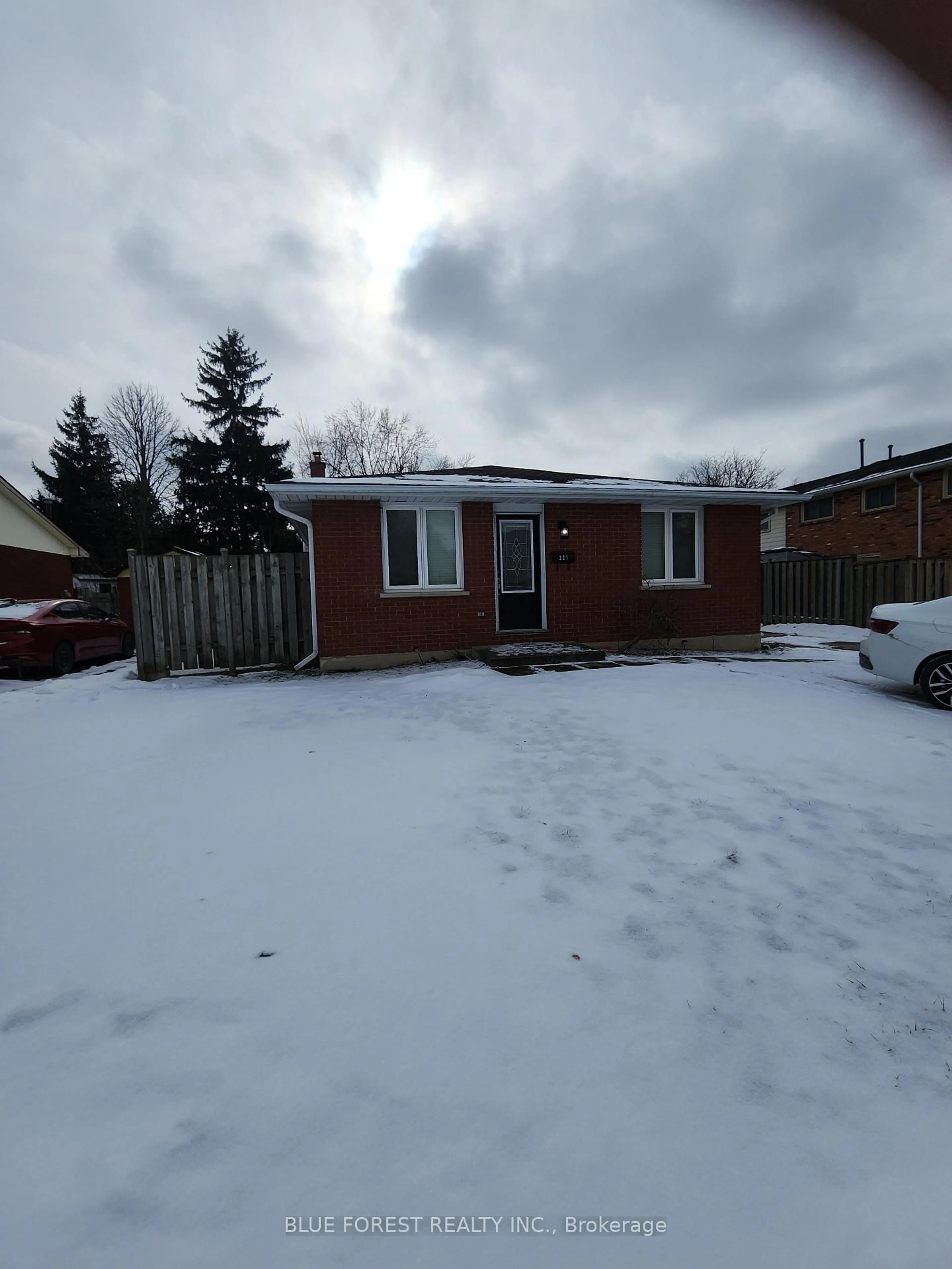 Unknown for 221 Admiral Dr, London East Ontario N5V 1H9