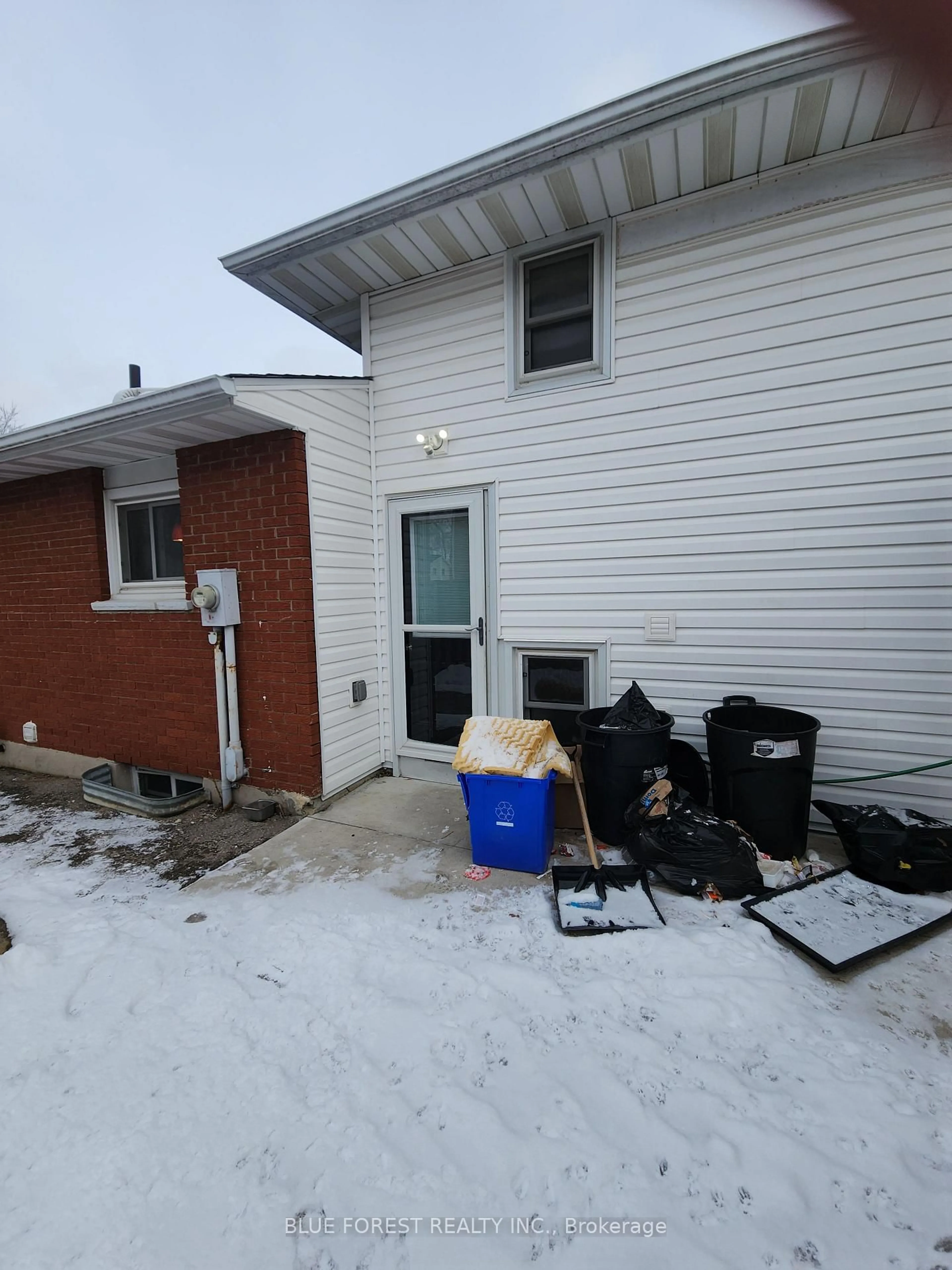 Unknown for 221 Admiral Dr, London East Ontario N5V 1H9