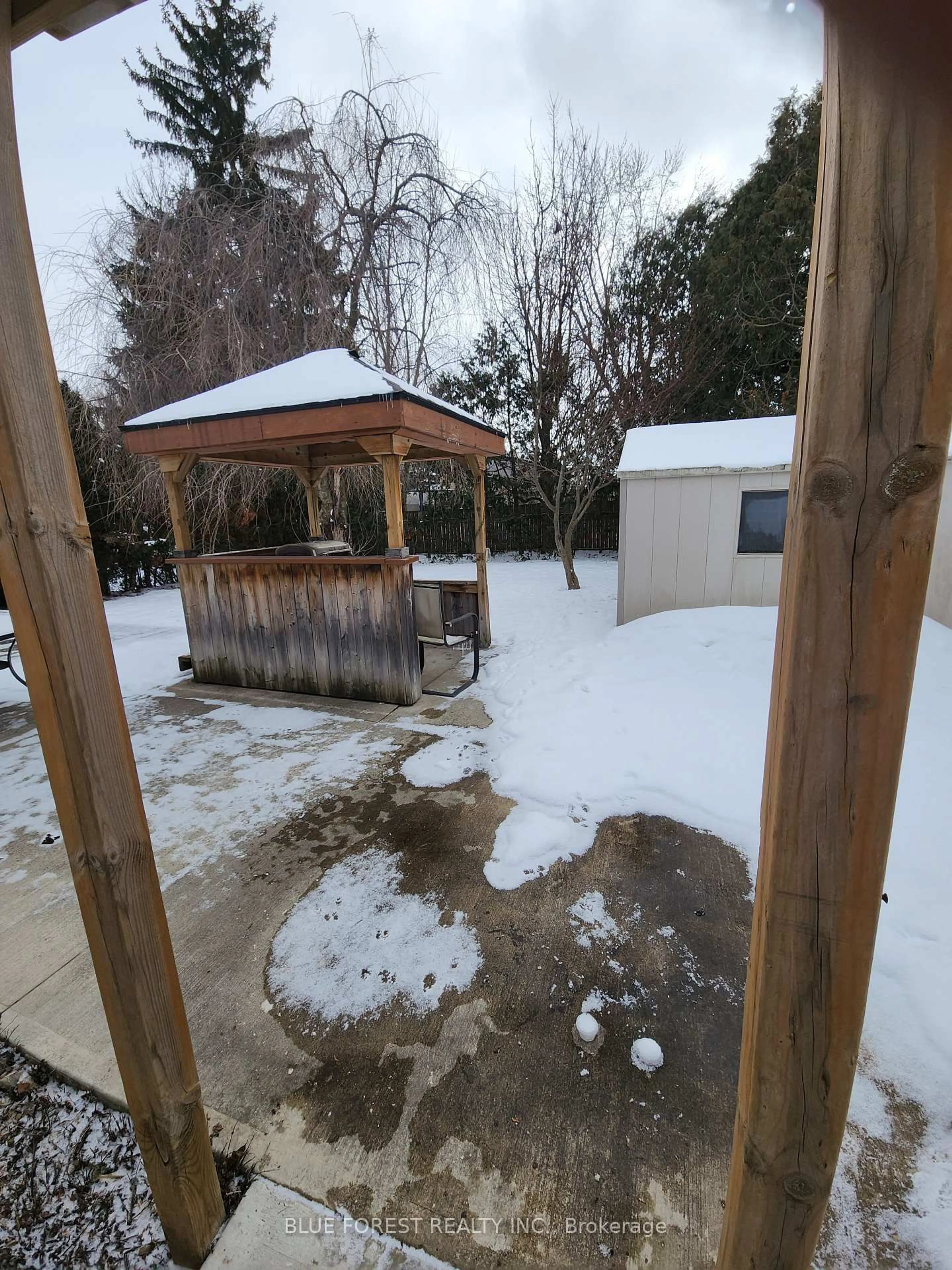 Unknown for 221 Admiral Dr, London East Ontario N5V 1H9