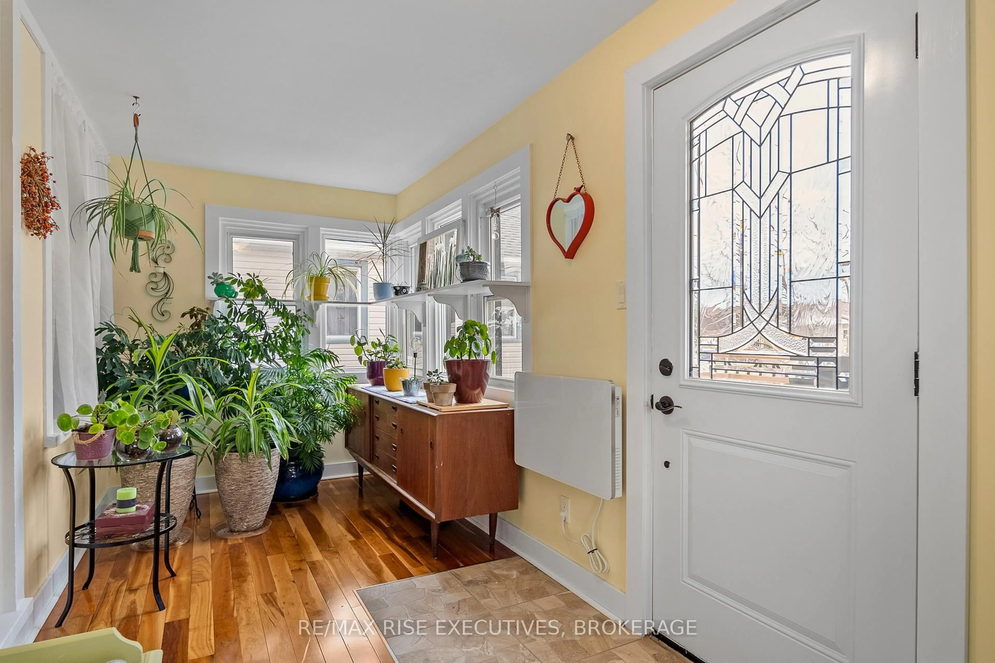 Indoor entryway for 7 Scott St, Kingston Ontario K7L 1L3