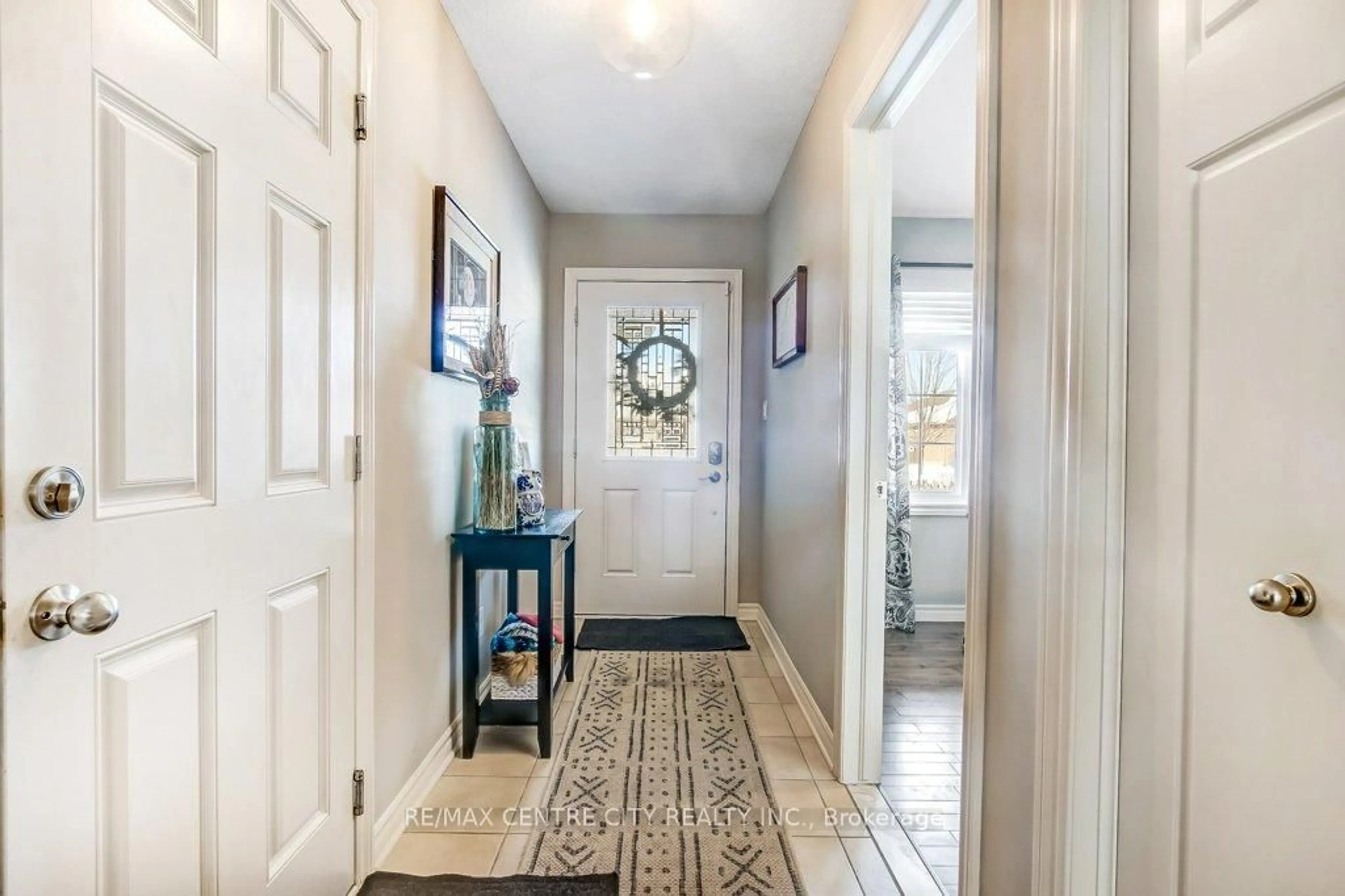 Indoor entryway for 67 Peach Tree Blvd, St. Thomas Ontario N5R 0C1