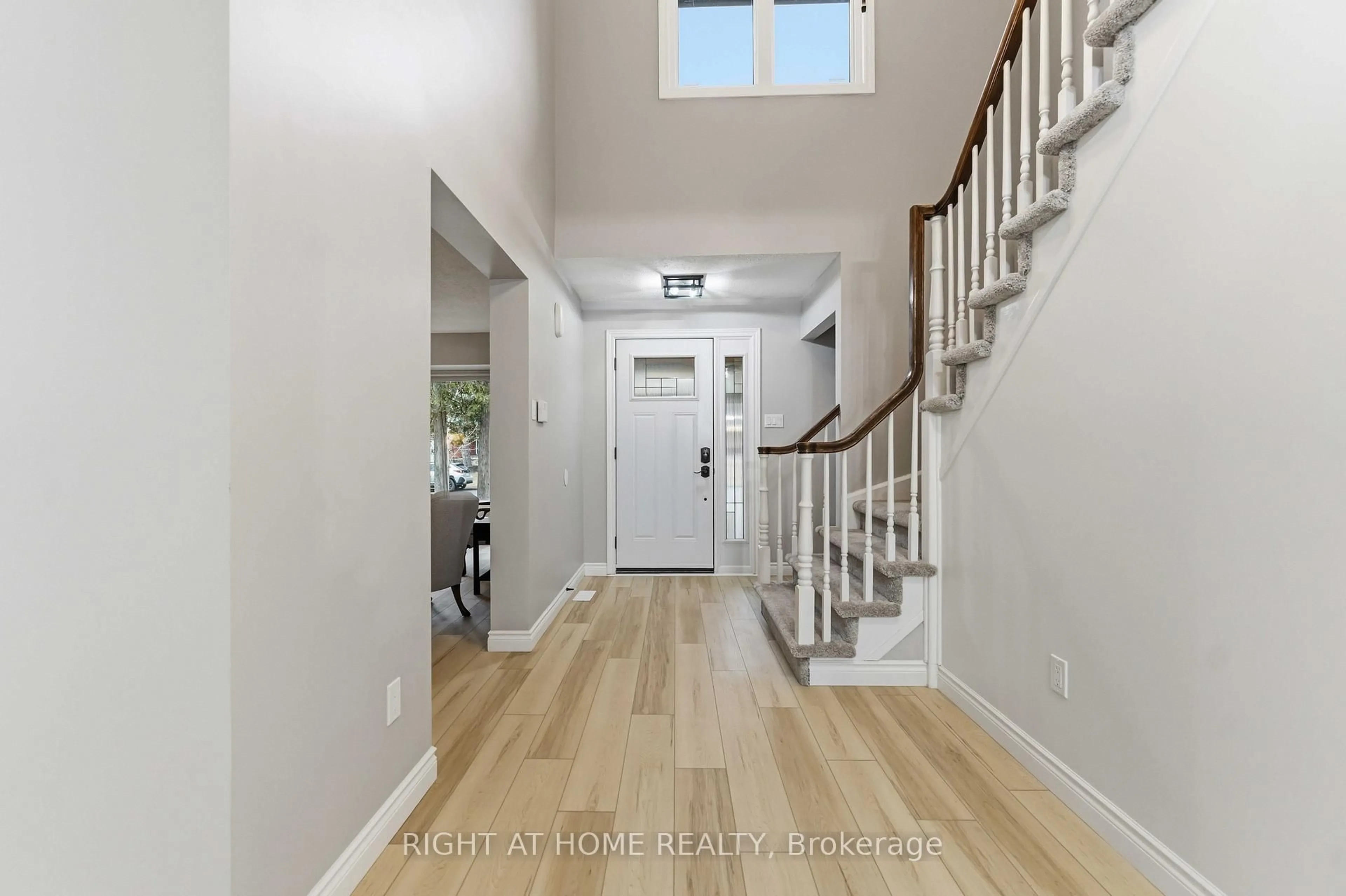 Indoor entryway for 27 Mcclure Cres, Kanata Ontario K2L 2H1