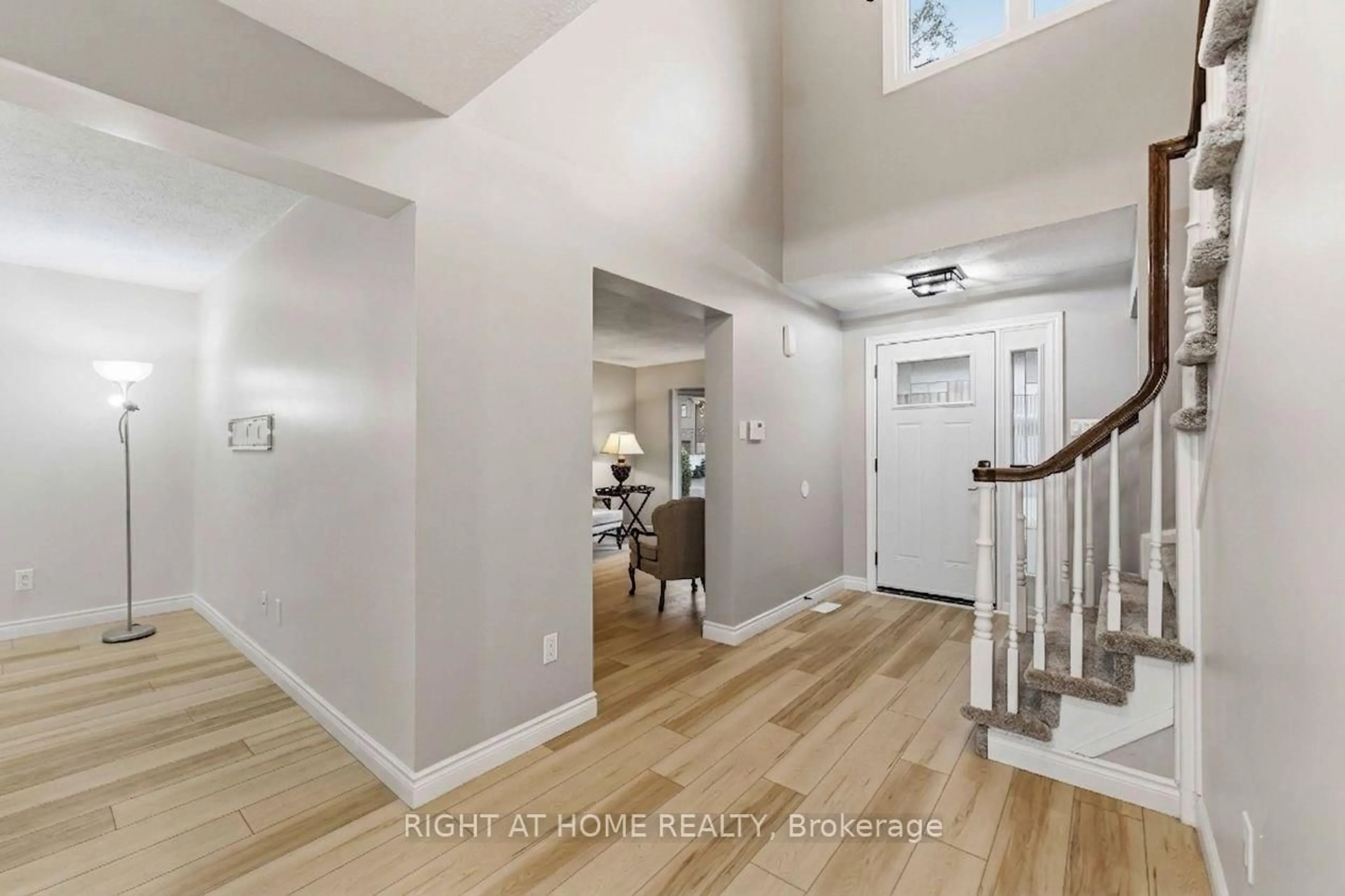 Indoor entryway for 27 Mcclure Cres, Kanata Ontario K2L 2H1