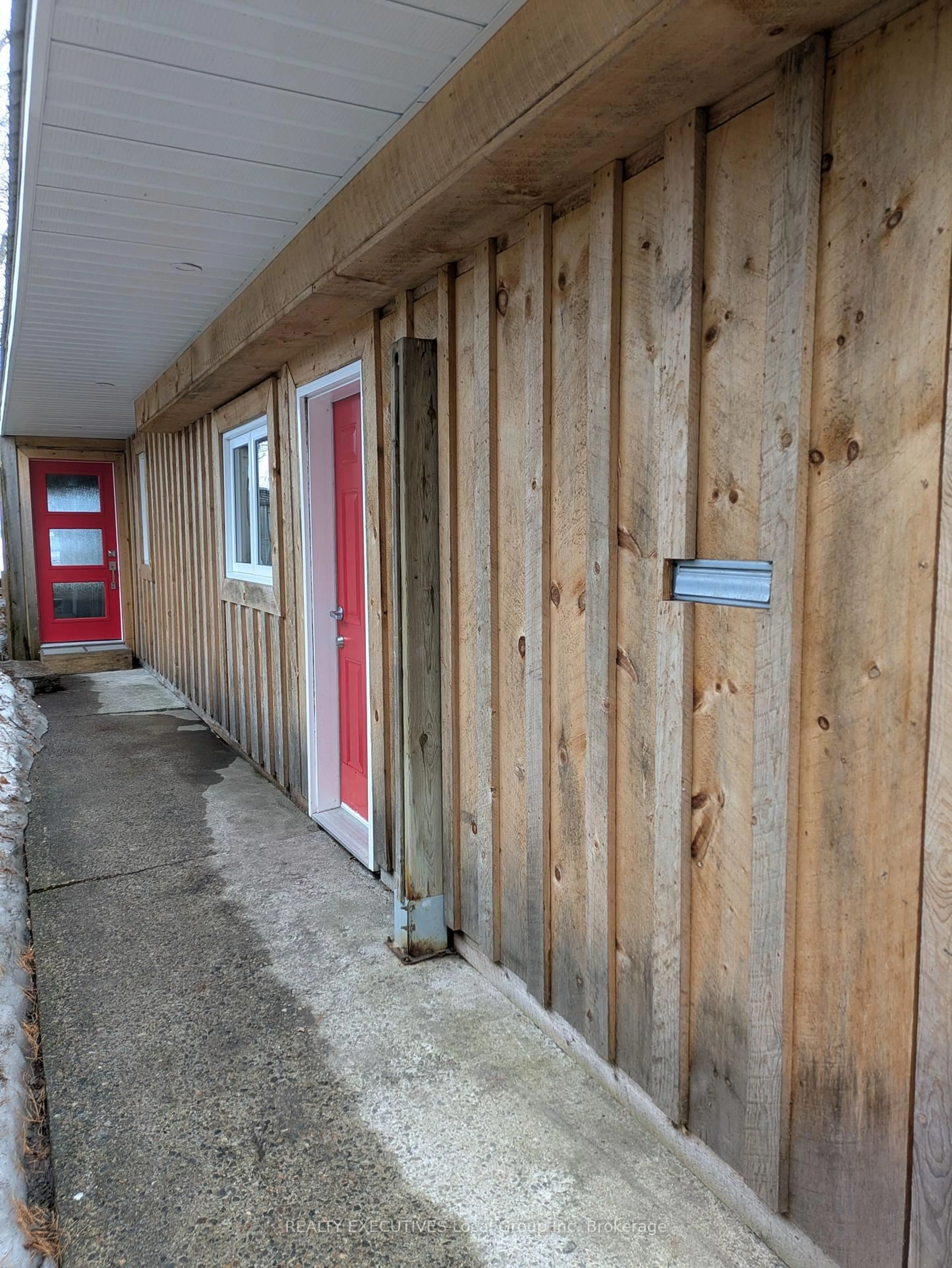 Indoor entryway for 10 Mowat Cres, North Bay Ontario P1A 1R5