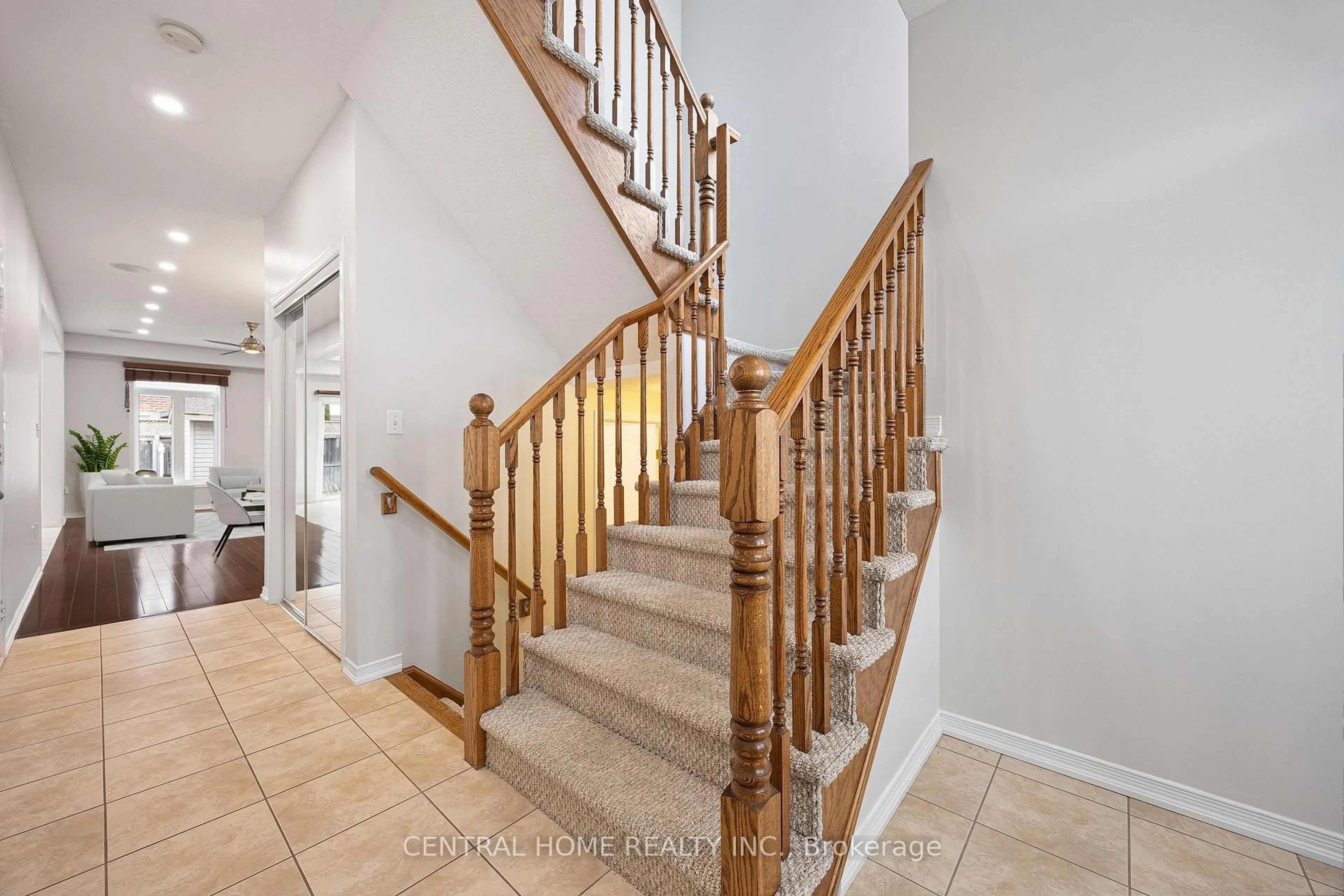 Stairs for 165 Palacebeach Tr, Hamilton Ontario L8E 0C3