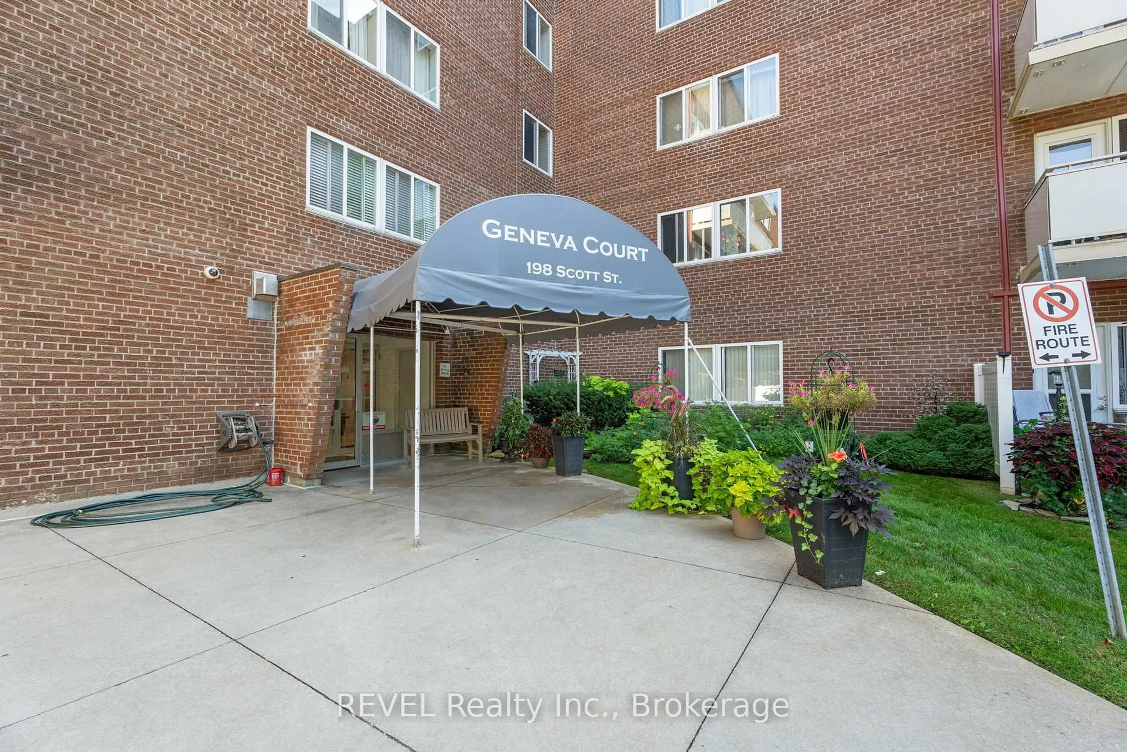 Indoor foyer for 198 Scott St #304, St. Catharines Ontario L2N 5T3