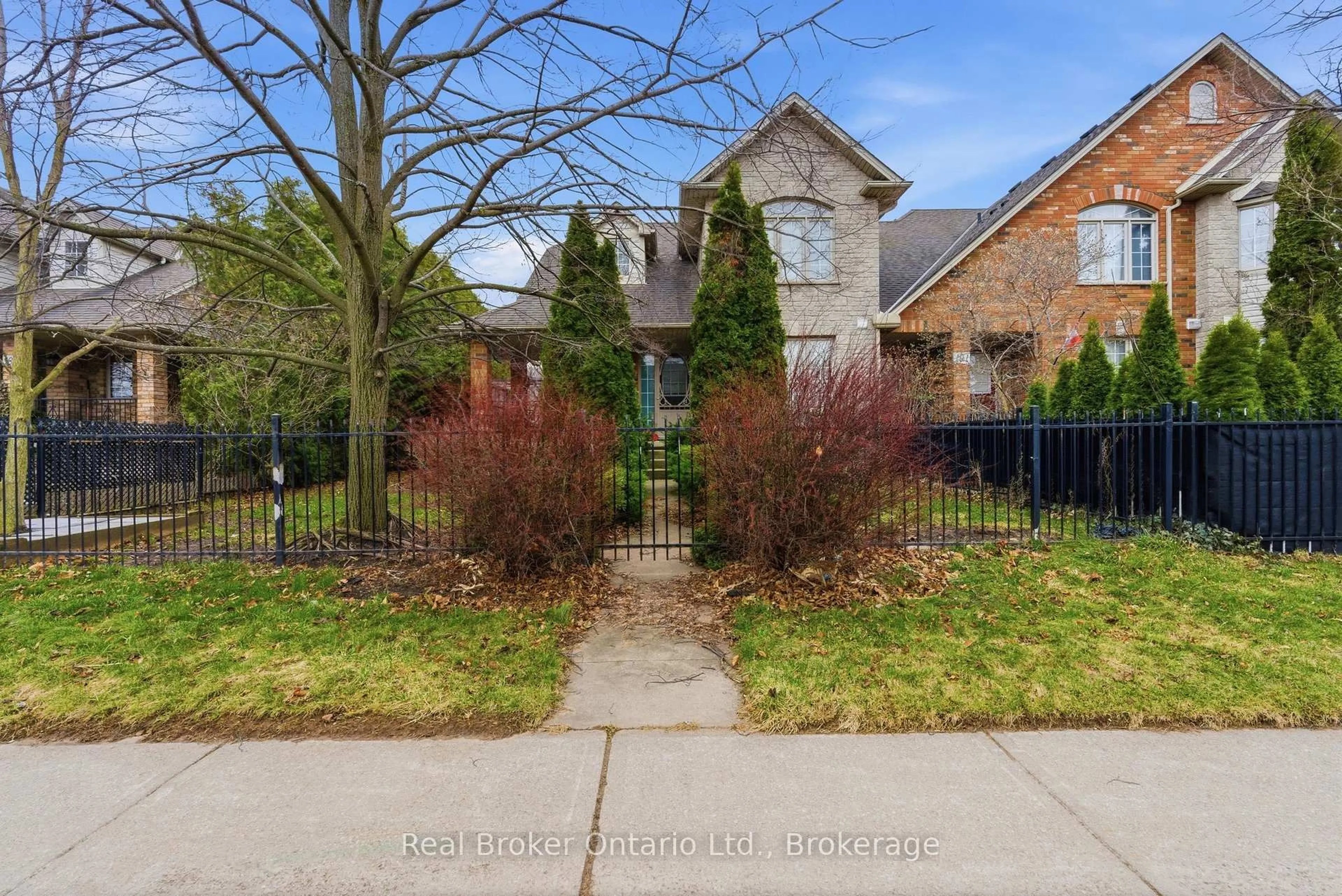 A pic from outside/outdoor area/front of a property/back of a property/a pic from drone, street for 189 Livingston Ave, Grimsby Ontario L3M 5M3