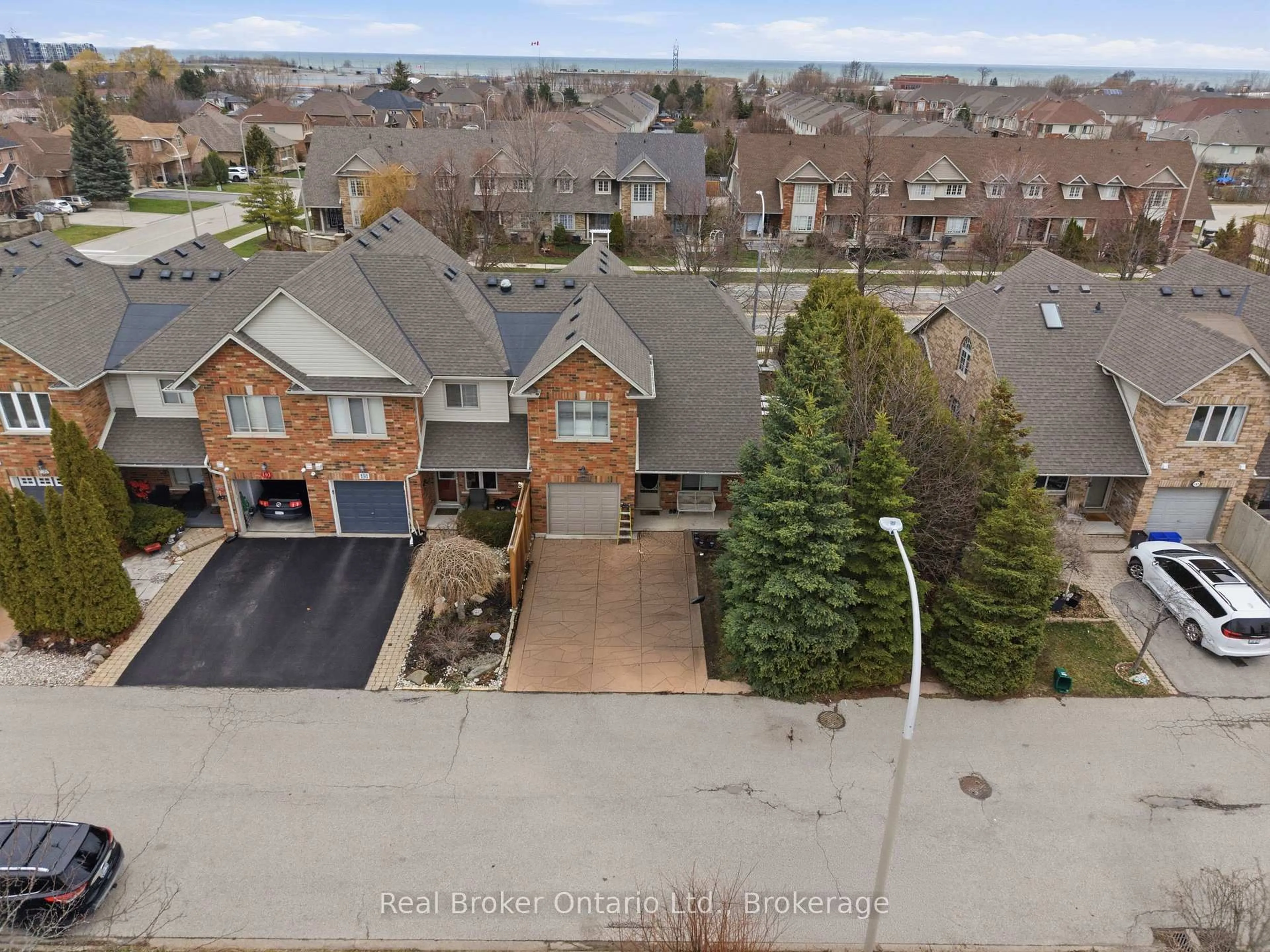 A pic from outside/outdoor area/front of a property/back of a property/a pic from drone, street for 189 Livingston Ave, Grimsby Ontario L3M 5M3