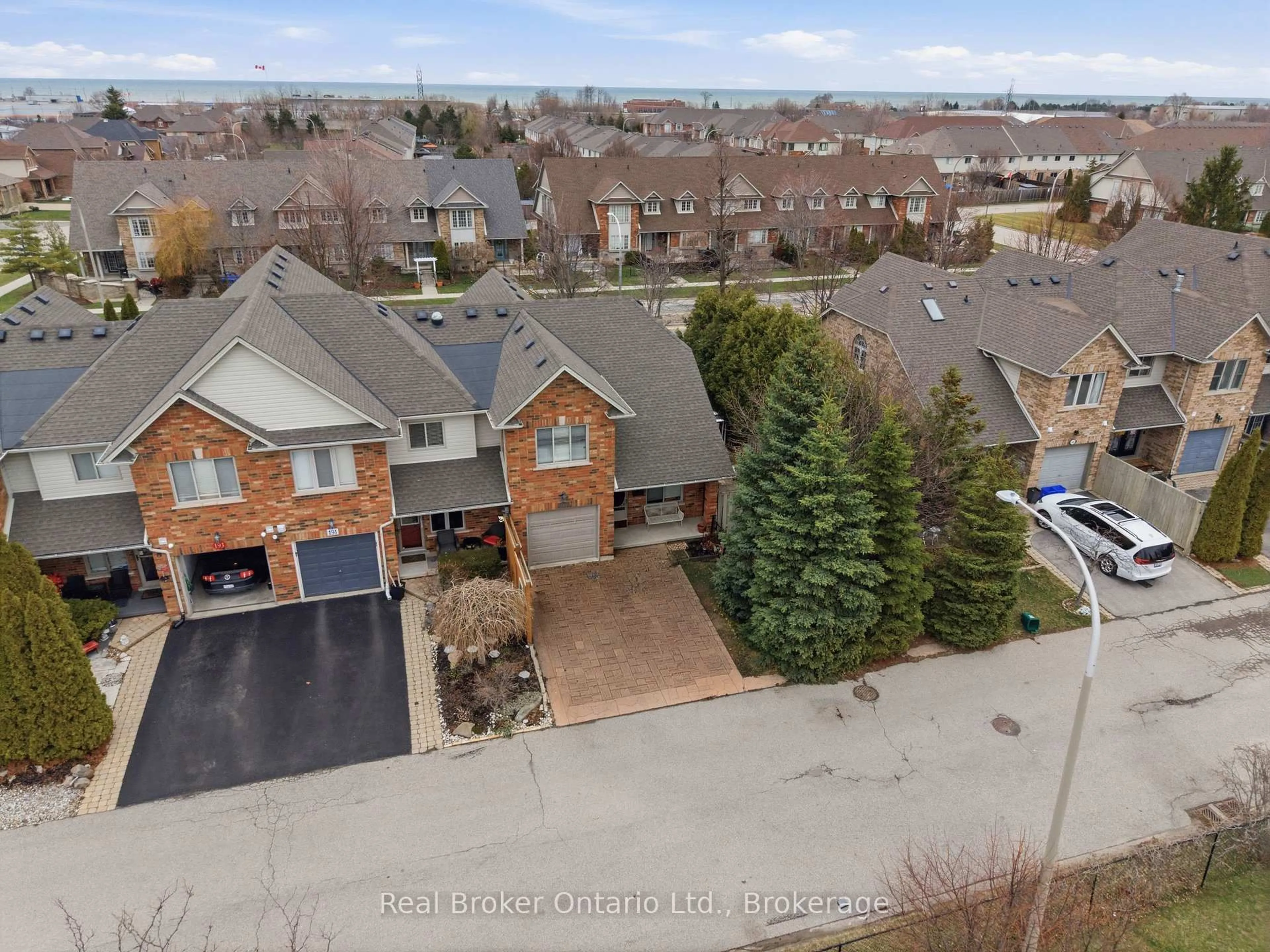 A pic from outside/outdoor area/front of a property/back of a property/a pic from drone, street for 189 Livingston Ave, Grimsby Ontario L3M 5M3