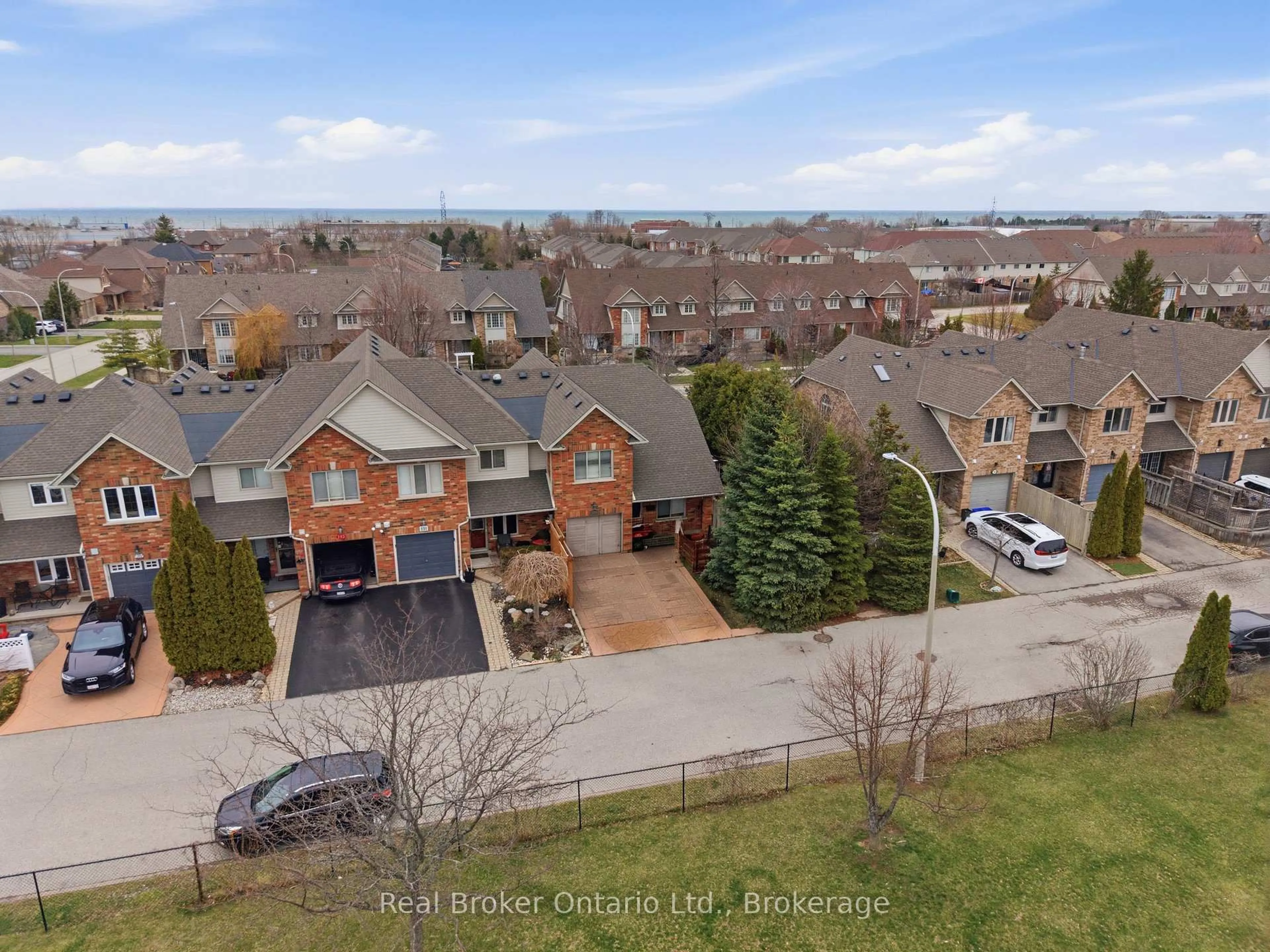 A pic from outside/outdoor area/front of a property/back of a property/a pic from drone, street for 189 Livingston Ave, Grimsby Ontario L3M 5M3