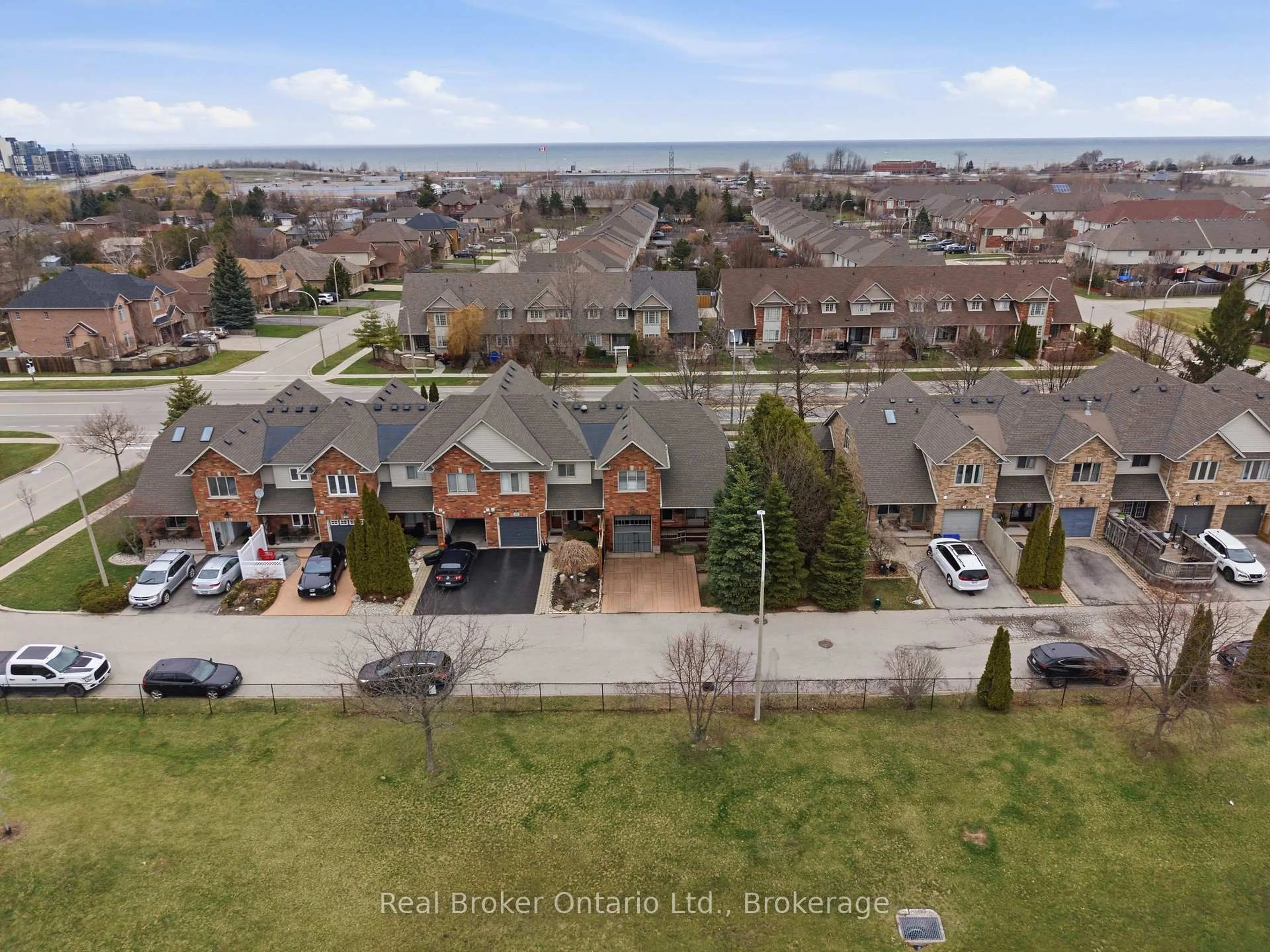 A pic from outside/outdoor area/front of a property/back of a property/a pic from drone, unknown for 189 Livingston Ave, Grimsby Ontario L3M 5M3