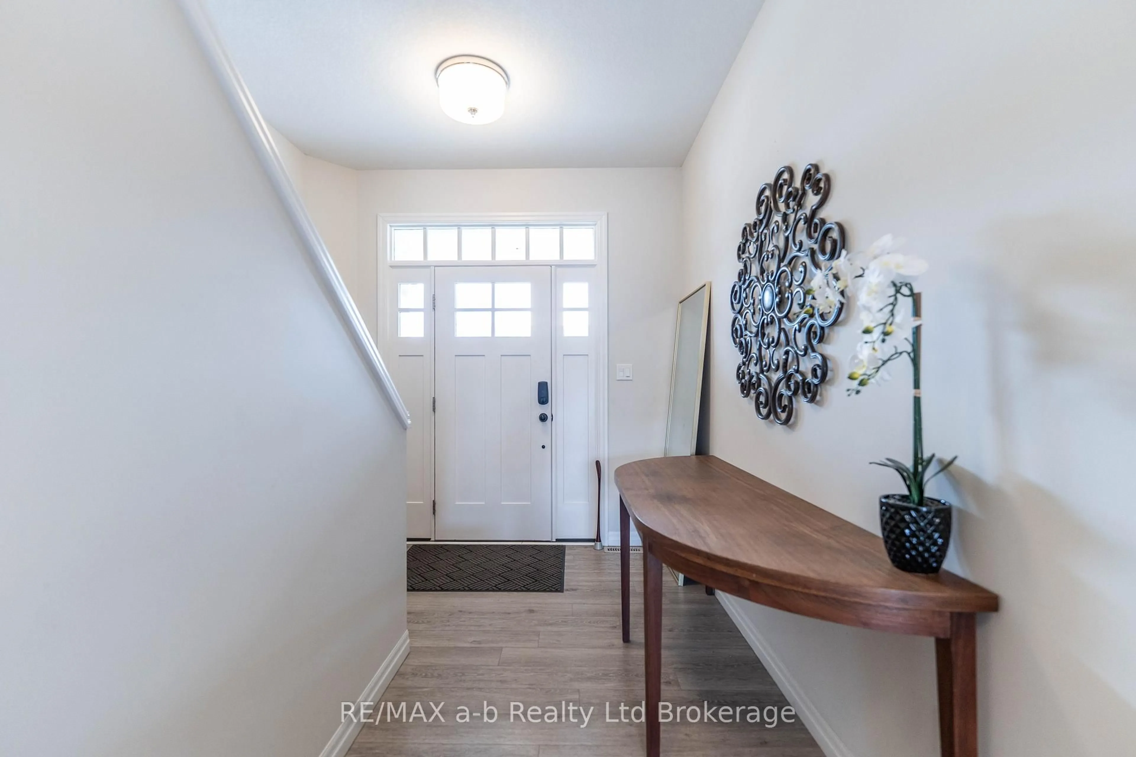 Indoor entryway for 19 Huntley Ave, Tillsonburg Ontario N4G 0J3