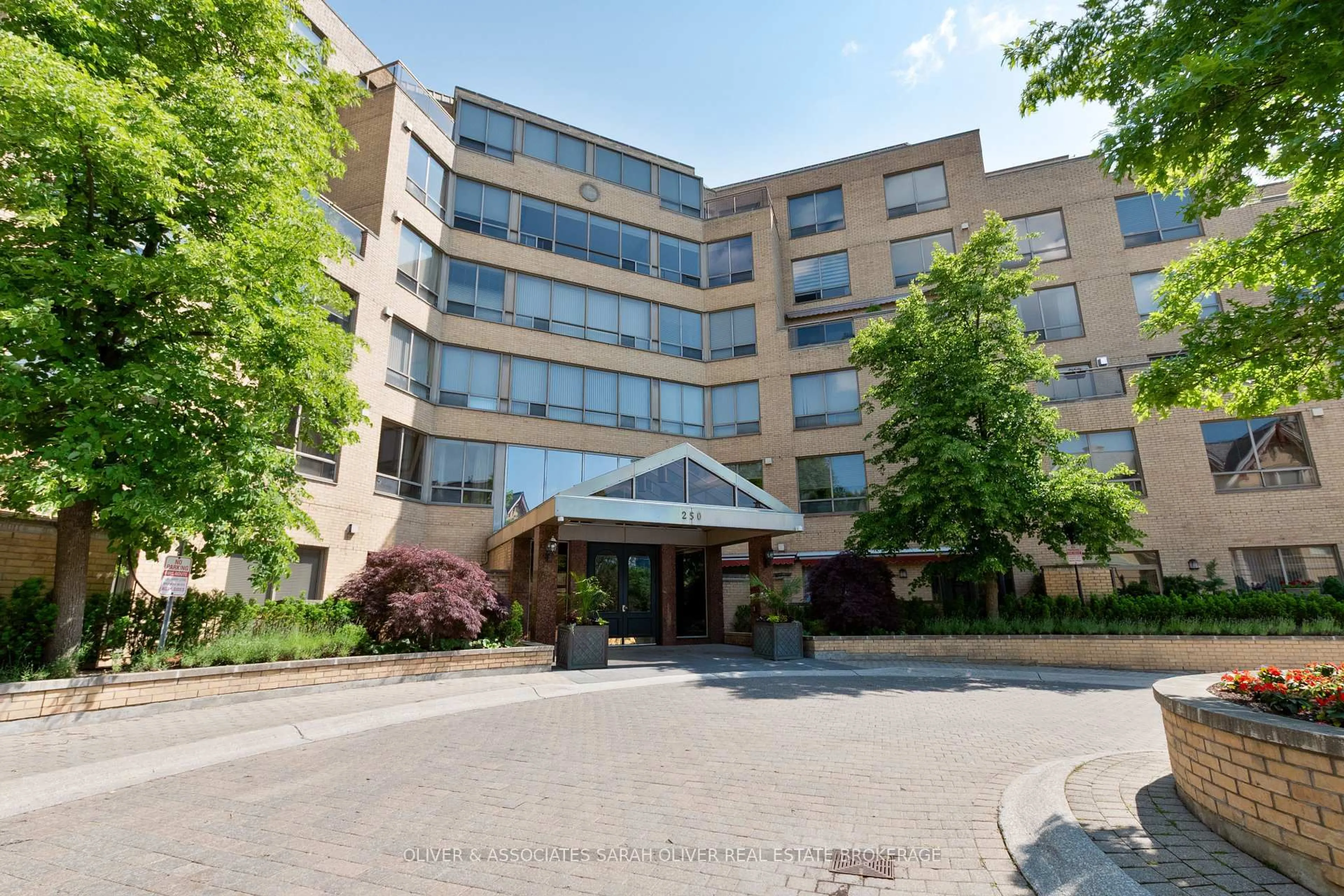 Indoor foyer for 250 Sydenham St #210, London East Ontario N6A 5S1